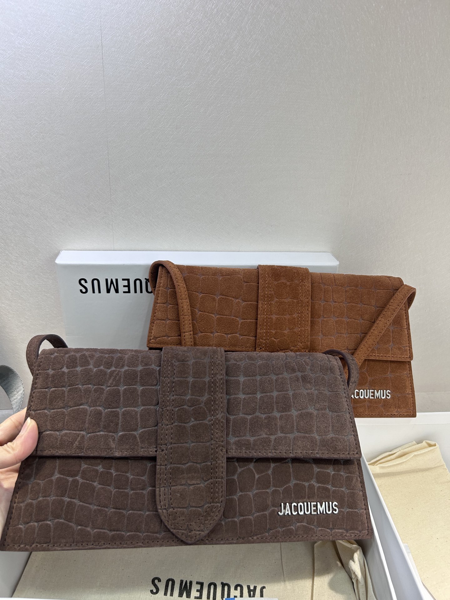 Jacquemus Le Chiquito lange tas in suède met krokodillenprint - Bruin