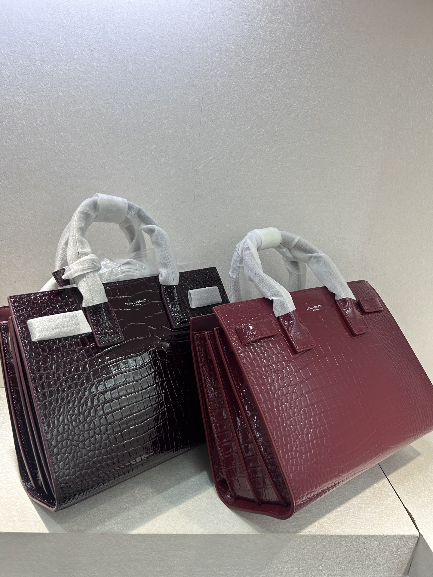 Yves Saint Laurent Handtas met Krokodillenprint - Elegantie in Groot Formaat