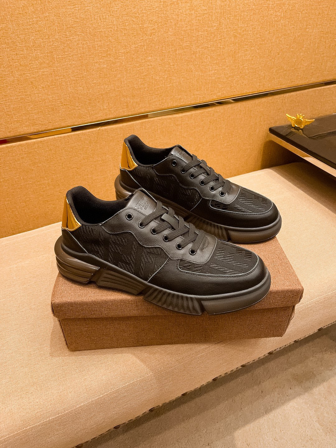 NO:273735,[Fendi] High-end Men's Shoes Brand Official Website 11's latest masterpiece upper is made of Italian imported cowhide with comfortable and breathable inner original non-slip and wear-resistant outsole, making walking more convenient and comfortable!  Exclusive new style, amazing work, beautiful 11 ​​replica [color] compared to the official quality!  Create a fashionable personality to set off your uniqueness!  A must-have for trendy men! Classic size: 38-44 Color 2 colors available.,,fendi,cowhide19860909【 芬迪】男鞋高端品牌 官网11最新力作鞋面采用意大利进口头层牛皮搭配舒适透气内里原版防滑耐磨大底制作,让行走更加便捷舒适！独家新款,惊世之作,与官方的质量相比美的11复刻[色]！打造时尚个性衬托你的与众不同！潮男必备!经典尺码:38-44 颜色 2 色可选.,,fendi,cowhide,Men's shoes