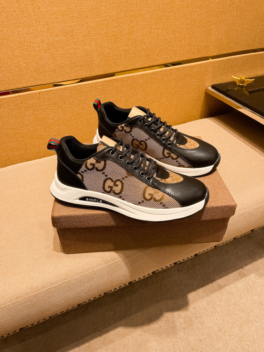 NO:273794,[Guqi] High-end men's shoes brand Official website 11's latest masterpiece upper is made of Italian imported cowhide with comfortable breathable inner lining original non-slip and wear-resistant sole, making walking more convenient and comfortable!  Exclusive new style, amazing work, beautiful 11 ​​replica [color] compared to the official quality!  Create a fashionable personality to set off your uniqueness!  A must-have for trendy men! Classic size: 38-44 Color 2 colors available.,,cowhide19860909【 古奇】男鞋高端品牌 官网11最新力作鞋面采用意大利进口头层牛皮搭配舒适透气内里原版防滑耐磨大底制作,让行走更加便捷舒适！独家新款,惊世之作,与官方的质量相比美的11复刻[色]！打造时尚个性衬托你的与众不同！潮男必备!经典尺码:38-44 颜色 2 色可选.,,cowhide,Men's shoes