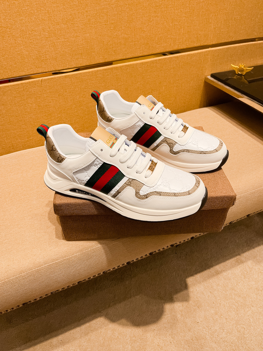 NO:690362,[Gucci] The latest masterpiece of the high-end men's shoe brand official website 11 is made of Italian imported first-layer cowhide with a comfortable and breathable lining and original non-slip and wear-resistant outsole, making walking more convenient and comfortable!  Exclusive new model, stunning work, Midea 11 replica [color] compared with official quality!  Create a fashionable personality to set off your uniqueness!  A must-have for trendy men! Classic sizes: 38-44 Colors 2 colors available.,,cowhide19860909【 古奇】男鞋高端品牌 官网11最新力作鞋面采用意大利进口头层牛皮搭配舒适透气内里原版防滑耐磨大底制作,让行走更加便捷舒适！独家新款,惊世之作,与官方的质量相比美的11复刻[色]！打造时尚个性衬托你的与众不同！潮男必备!经典尺码:38-44 颜色 2 色可选.,,cowhide,Men's shoes