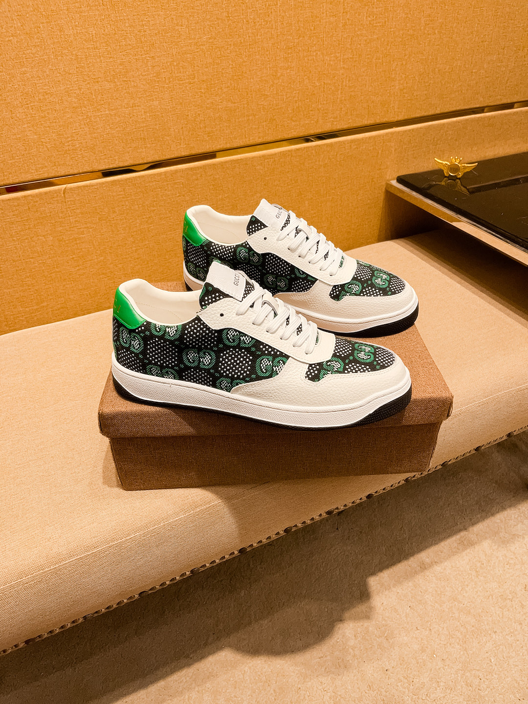 NO:273799,[Guqi] High-end men's shoes brand Official website 11's latest masterpiece upper is made of Italian imported cowhide with comfortable breathable inner lining original non-slip and wear-resistant sole, making walking more convenient and comfortable!  Exclusive new style, amazing work, beautiful 11 ​​replica [color] compared to the official quality!  Create a fashionable personality to set off your uniqueness!  Must-have for trendy men! Classic size: 38-44 Color 2 colors available.,,cowhide19860909【 古奇】男鞋高端品牌 官网11最新力作鞋面采用意大利进口头层牛皮搭配舒适透气内里原版防滑耐磨大底制作,让行走更加便捷舒适！独家新款,惊世之作,与官方的质量相比美的11复刻[色]！打造时尚个性衬托你的与众不同！潮男必备!经典尺码:38-44 颜色 2色可选.,,cowhide,Men's shoes