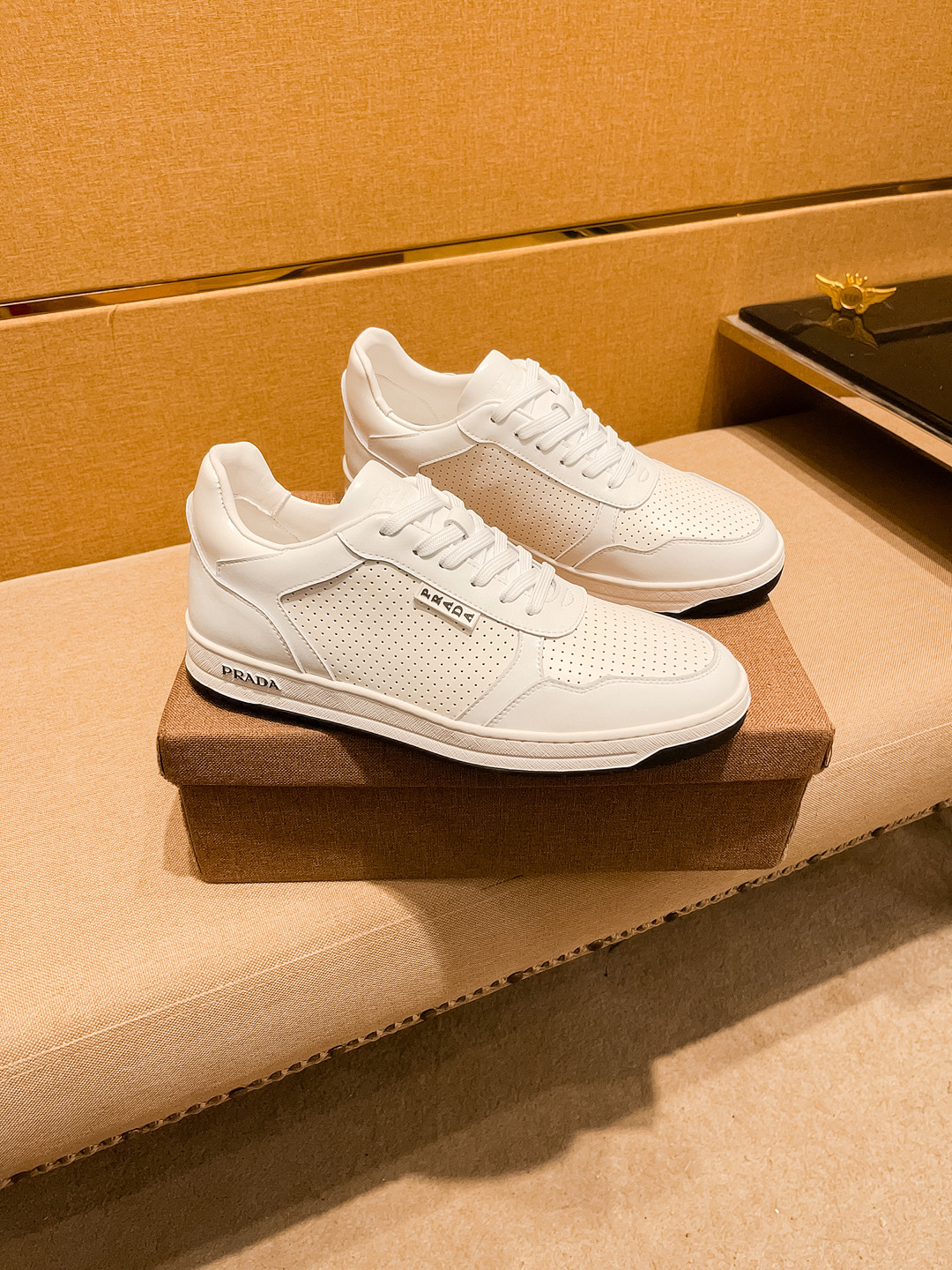 NO:274111,[Prada] High-end Men's Shoes Brand Official Website 11's latest masterpiece upper is made of Italian imported cowhide with comfortable and breathable inner original non-slip and wear-resistant outsole, making walking more convenient and comfortable!  Exclusive new style, amazing work, beautiful 11 ​​replica [color] compared to the official quality!  Create a fashionable personality to set off your uniqueness!  A must-have for trendy men! Classic size: 38-44 Color 2 colors available.,,prada,cowhide19860909【 普拉达】男鞋高端品牌 官网11最新力作鞋面采用意大利进口头层牛皮搭配舒适透气内里原版防滑耐磨大底制作,让行走更加便捷舒适！独家新款,惊世之作,与官方的质量相比美的11复刻[色]！打造时尚个性衬托你的与众不同！潮男必备!经典尺码:38-44 颜色 2色可选.,,prada,cowhide,Men's shoes