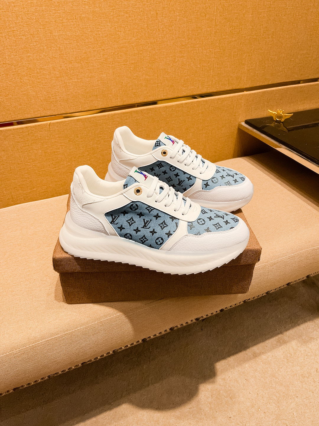 NO:274097,【LV】 Louis Vuitton men's shoes high-end brand Official website 11's latest masterpiece upper is made of imported Italian cowhide with comfortable and breathable inner original non-slip and wear-resistant outsole, making walking more convenient and comfortable!  Exclusive new style, amazing work, beautiful 11 ​​replica [color] compared to the official quality!  Create a fashionable personality to set off your uniqueness!  A must-have for trendy men! Classic size: 38-44 Color 2 colors available.,,louis vuitton,louis vuitton,cowhide19860909【 LV】路易威登 男鞋高端品牌 官网11最新力作鞋面采用意大利进口头层牛皮搭配舒适透气内里原版防滑耐磨大底制作,让行走更加便捷舒适！独家新款,惊世之作,与官方的质量相比美的11复刻[色]！打造时尚个性衬托你的与众不同！潮男必备!经典尺码:38-44 颜色 2色可选.,,louis vuitton,louis vuitton,cowhide,Men's shoes