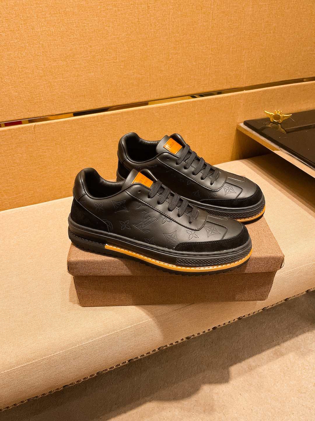 NO:275885,【LV】 Louis Vuitton men's shoes high-end brand Official website 11's latest masterpiece upper is made of imported Italian cowhide with comfortable and breathable inner original non-slip and wear-resistant outsole, making walking more convenient and comfortable!  Exclusive new style, amazing work, beautiful 11 ​​replica [color] compared to the official quality!  Create a fashionable personality to set off your uniqueness!  A must-have for trendy men! Classic size: 38-44 Color 2 colors available.,,louis vuitton,louis vuitton,cowhide19860909【 LV】路易威登 男鞋高端品牌 官网11最新力作鞋面采用意大利进口头层牛皮搭配舒适透气内里原版防滑耐磨大底制作,让行走更加便捷舒适！独家新款,惊世之作,与官方的质量相比美的11复刻[色]！打造时尚个性衬托你的与众不同！潮男必备!经典尺码:38-44 颜色 2色可选.,,louis vuitton,louis vuitton,cowhide,Men's shoes