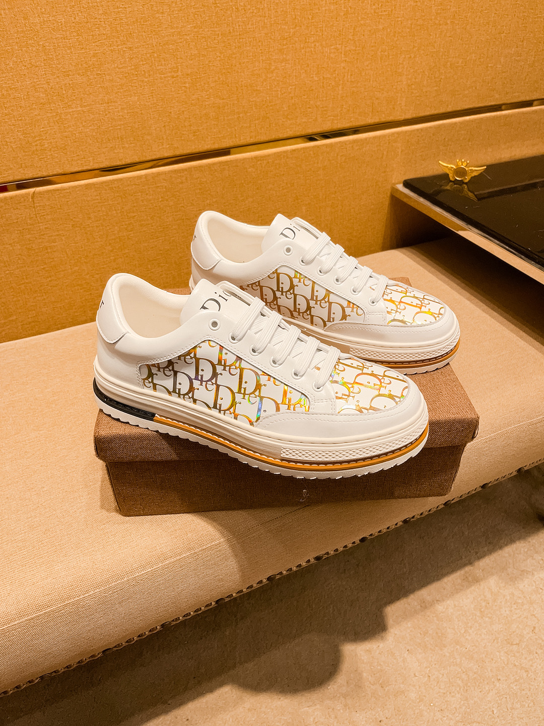 NO:275887,[Dio] High-end Men's Shoes Brand Official Website 11's latest masterpiece upper is made of Italian imported cowhide with comfortable and breathable inner original non-slip and wear-resistant outsole, making walking more convenient and comfortable!  Exclusive new style, amazing work, beautiful 11 ​​replica [color] compared to the official quality!  Create a fashionable personality to set off your uniqueness!  A must-have for trendy men! Classic size: 38-44 Color 2 colors available.,,dior,cowhide19860909【 迪奥】男鞋高端品牌 官网11最新力作鞋面采用意大利进口头层牛皮搭配舒适透气内里原版防滑耐磨大底制作,让行走更加便捷舒适！独家新款,惊世之作,与官方的质量相比美的11复刻[色]！打造时尚个性衬托你的与众不同！潮男必备!经典尺码:38-44 颜色 2色可选.,,dior,cowhide,Men's shoes