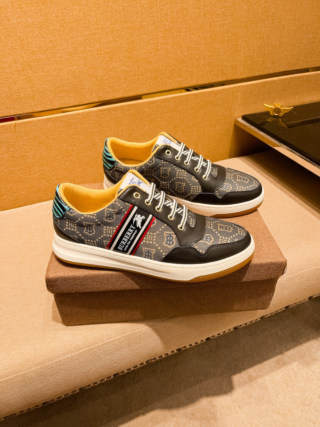 NO:274108,【LV】 Louis Vuitton men's shoes high-end brand Official website 11's latest masterpiece upper is made of imported Italian cowhide with comfortable and breathable inner original non-slip and wear-resistant outsole, making walking more convenient and comfortable!  Exclusive new style, amazing work, beautiful 11 ​​replica [color] compared to the official quality!  Create a fashionable personality to set off your uniqueness!  A must-have for trendy men! Classic size: 38-44 Color 2 colors available.,,louis vuitton,louis vuitton,cowhide19860909【 LV】路易威登 男鞋高端品牌 官网11最新力作鞋面采用意大利进口头层牛皮搭配舒适透气内里原版防滑耐磨大底制作,让行走更加便捷舒适！独家新款,惊世之作,与官方的质量相比美的11复刻[色]！打造时尚个性衬托你的与众不同！潮男必备!经典尺码:38-44 颜色 2色可选.,,louis vuitton,louis vuitton,cowhide,Men's shoes