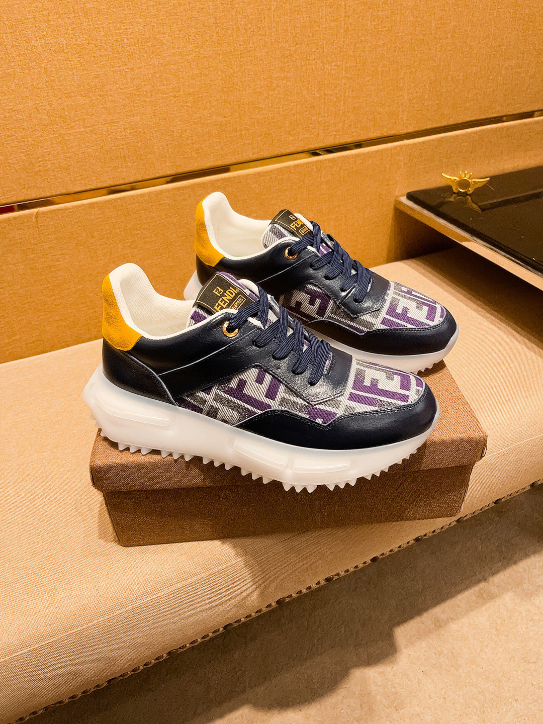 NO:274099,[Fendi] High-end Men's Shoes Brand Official Website 11's latest masterpiece upper is made of Italian imported cowhide with comfortable and breathable inner original non-slip and wear-resistant outsole, making walking more convenient and comfortable!  Exclusive new style, amazing work, beautiful 11 ​​replica [color] compared to the official quality!  Create a fashionable personality to set off your uniqueness!  A must-have for trendy men! Classic size: 38-44 Color 1 color is available.,,fendi,cowhide19860909【 芬迪】男鞋高端品牌 官网11最新力作鞋面采用意大利进口头层牛皮搭配舒适透气内里原版防滑耐磨大底制作,让行走更加便捷舒适！独家新款,惊世之作,与官方的质量相比美的11复刻[色]！打造时尚个性衬托你的与众不同！潮男必备!经典尺码:38-44 颜色 1色可选.,,fendi,cowhide,Men's shoes