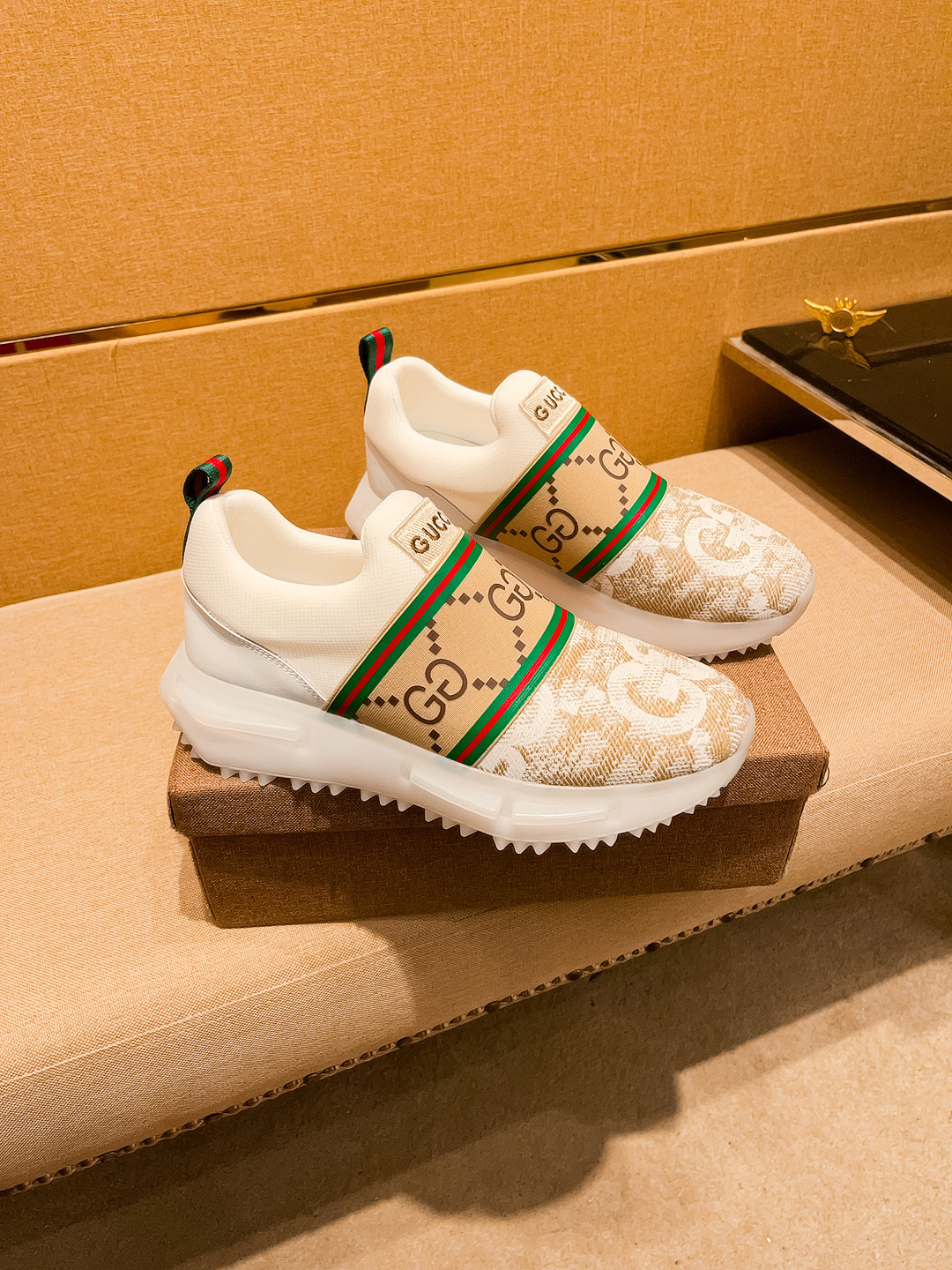 NO:274101,[Guqi] High-end men's shoes brand Official website 11's latest masterpiece upper is made of Italian imported cowhide with comfortable breathable inner lining original non-slip and wear-resistant sole, making walking more convenient and comfortable!  Exclusive new style, amazing work, beautiful 11 ​​replica [color] compared to the official quality!  Create a fashionable personality to set off your uniqueness!  A must-have for trendy men! Classic size: 38-44 Color 1 color is available., cowhide19860909【 古奇】男鞋高端品牌 官网11最新力作鞋面采用意大利进口头层牛皮搭配舒适透气内里原版防滑耐磨大底制作,让行走更加便捷舒适！独家新款,惊世之作,与官方的质量相比美的11复刻[色]！打造时尚个性衬托你的与众不同！潮男必备!经典尺码:38-44 颜色 1色可选.,,cowhide,Men's shoes