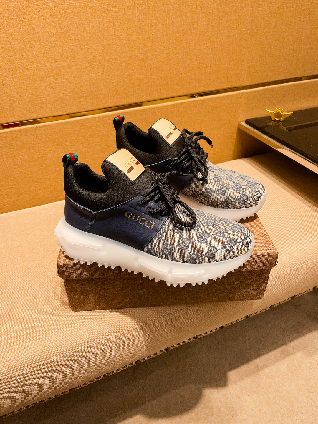 NO:274103,[Guqi] High-end men's shoes brand Official website 11's latest masterpiece upper is made of Italian imported cowhide with comfortable breathable inner lining original non-slip and wear-resistant sole, making walking more convenient and comfortable!  Exclusive new style, amazing work, beautiful 11 ​​replica [color] compared to the official quality!  Create a fashionable personality to set off your uniqueness!  A must-have for trendy men! Classic size: 38-44 Color 3 colors available.,,cowhide19860909【 古奇】男鞋高端品牌 官网11最新力作鞋面采用意大利进口头层牛皮搭配舒适透气内里原版防滑耐磨大底制作,让行走更加便捷舒适！独家新款,惊世之作,与官方的质量相比美的11复刻[色]！打造时尚个性衬托你的与众不同！潮男必备!经典尺码:38-44 颜色 3色可选.,,cowhide,Men's shoes