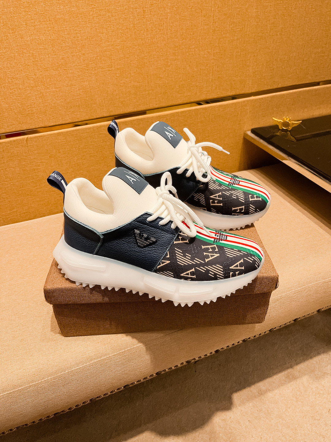 NO:274105,[Guqi] High-end men's shoes brand Official website 11's latest masterpiece upper is made of Italian imported cowhide with comfortable breathable inner lining original non-slip and wear-resistant sole, making walking more convenient and comfortable!  Exclusive new style, amazing work, beautiful 11 ​​replica [color] compared to the official quality!  Create a fashionable personality to set off your uniqueness!  A must-have for trendy men! Classic size: 38-44 Color 1 color is available., cowhide19860909【 古奇】男鞋高端品牌 官网11最新力作鞋面采用意大利进口头层牛皮搭配舒适透气内里原版防滑耐磨大底制作,让行走更加便捷舒适！独家新款,惊世之作,与官方的质量相比美的11复刻[色]！打造时尚个性衬托你的与众不同！潮男必备!经典尺码:38-44 颜色 1色可选.,,cowhide,Men's shoes