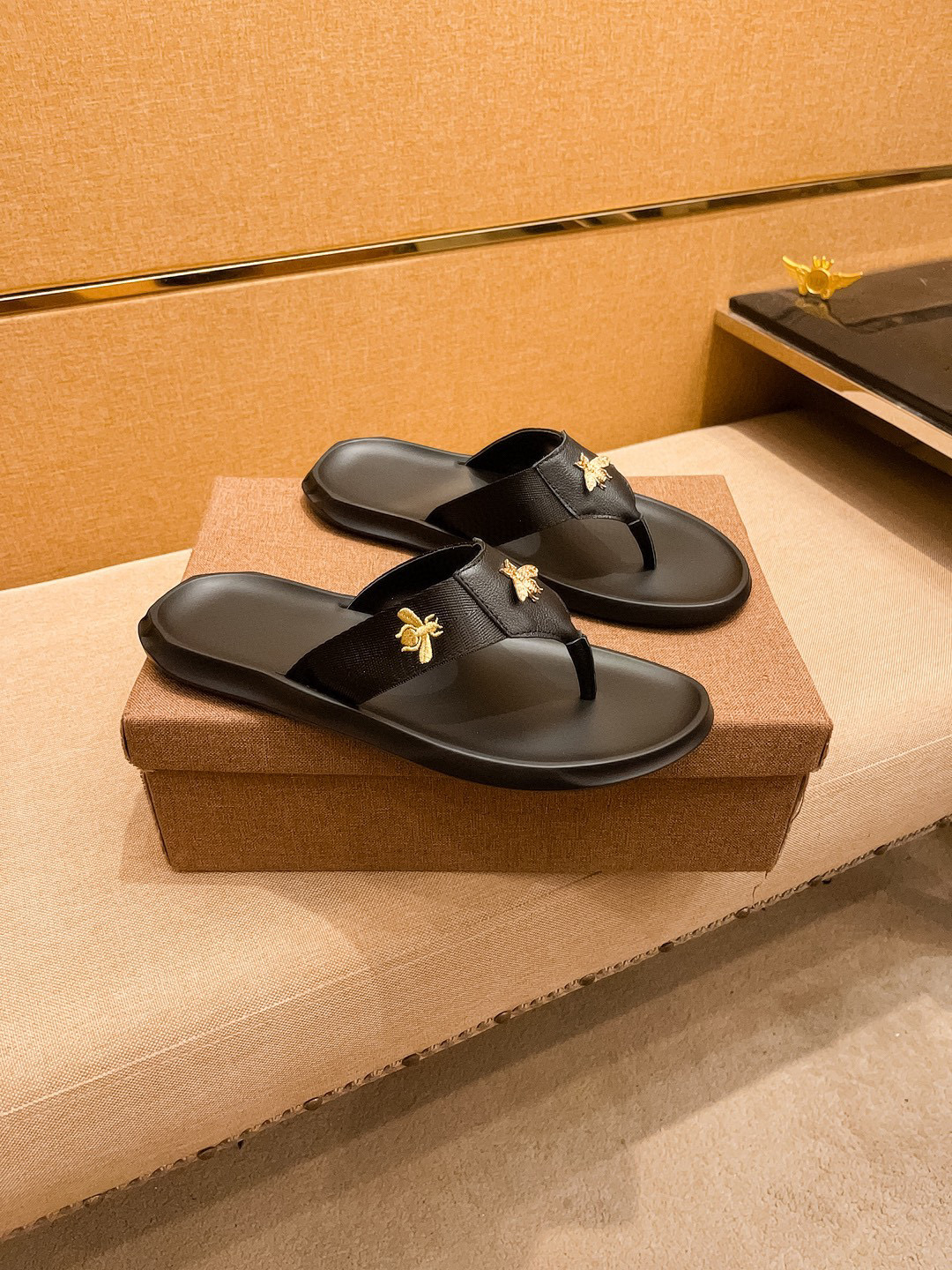 NO:274607,New model is on the market [Guqi slippers] high-end 1:1 mold customization, original upgraded version, lighter and non-slip. The top quality of the market, fashion is trendy, versatile and hot, simple and tasteful, must-have for trendy people, exuding a fashionable and casual atmosphere, fashion is right under your feet, full of confidence, the same spring and summer slippers in the counter are coming, it is super beautiful to wear, 38-44 1 This color is optional, slippers19860909新款上市【 古奇拖鞋】高端1:1开模定制,原版升级版大底,更轻便,防滑.市场顶级品质,,时尚主打潮流,百搭爆款,简单不失品味,潮人必备,散发时尚休闲气息,时尚就在脚下,自信满满,专柜同款春夏季拖鞋的季节来了,穿起来超级唯美, ,38-44 1这色可选,,slippers,Men's shoes