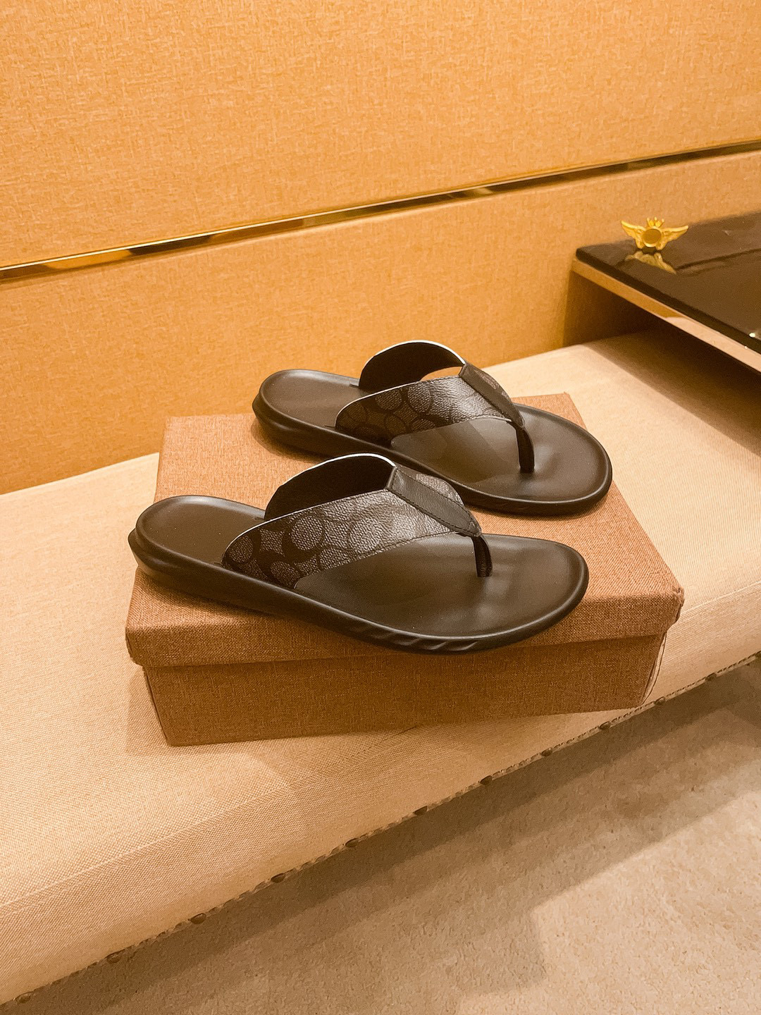 NO:274609,New model is on the market [Guqi slippers] high-end 1:1 mold customization, original upgraded version of the outsole, lighter and non-slip. The top quality of the market, fashion is trendy, versatile and hot, simple and tasteful, must-have for trendy people, exuding a fashionable and casual atmosphere, fashion is right under your feet, full of confidence, the same spring and summer slippers in the counter are coming, it is super beautiful to wear, 38-44 2 This color is optional, slippers19860909新款上市【 古奇拖鞋】高端1:1开模定制,原版升级版大底,更轻便,防滑.市场顶级品质,,时尚主打潮流,百搭爆款,简单不失品味,潮人必备,散发时尚休闲气息,时尚就在脚下,自信满满,专柜同款春夏季拖鞋的季节来了,穿起来超级唯美, ,38-44 2这色可选,,slippers,Men's shoes