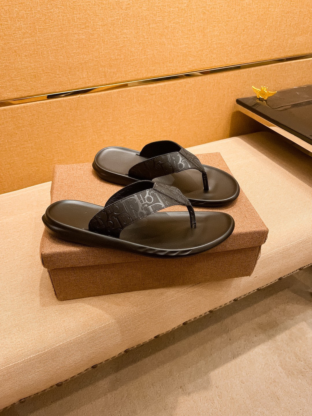 NO:274611,New model is available for sale [Dio slippers] high-end 1:1 mold customization, original upgraded version of the outsole, lighter and non-slip. Top quality in the market, fashion and trendy, versatile and hot, simple and tasteful, must-have for trendy people, exuding a fashionable and casual atmosphere, fashion is right under your feet, full of confidence, the same spring and summer slippers in the counter are coming, it is super beautiful to wear, 38-44 2 This color is available, dior, slippers19860909新款上市【 迪奥 拖鞋】高端1:1开模定制,原版升级版大底,更轻便,防滑.市场顶级品质,,时尚主打潮流,百搭爆款,简单不失品味,潮人必备,散发时尚休闲气息,时尚就在脚下,自信满满,专柜同款春夏季拖鞋的季节来了,穿起来超级唯美, ,38-44 2这色可选,,dior,slippers,Men's shoes