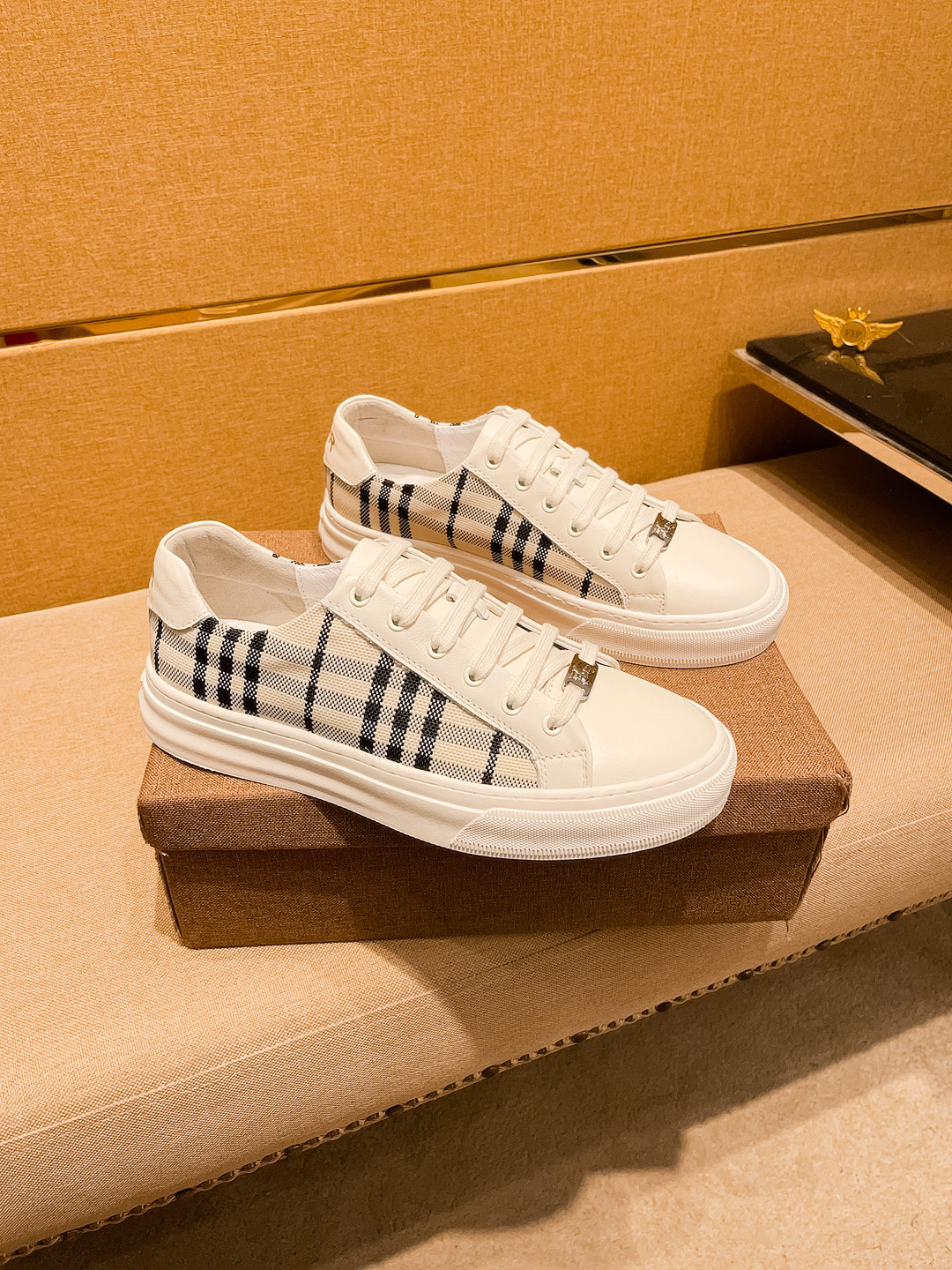 NO:275895,[Burberry] High-end men's shoes brand Official website 11's latest masterpiece upper is made of Italian imported cowhide, comfortable and breathable inner lining, original non-slip and wear-resistant sole, making walking more convenient and comfortable!  Exclusive new style, amazing work, beautiful 11 ​​replica [color] compared to the official quality!  Create a fashionable personality to set off your uniqueness!  Must-have for trendy men! Classic size: 38-44 Color 2 colors available, burberry, cowhide19860909【巴宝莉】男鞋高端品牌 官网11最新力作鞋面采用意大利进口头层牛皮搭配 舒适透气内里原版防滑耐磨大底制作,让行走更加便捷舒适！独家新款,惊世之作,与官方的质量相比美的11复刻[色]！打造时尚个性衬托你的与众不！潮男必备!经典尺码: 38—44 颜色 2色可选,,burberry,cowhide,Men's shoes