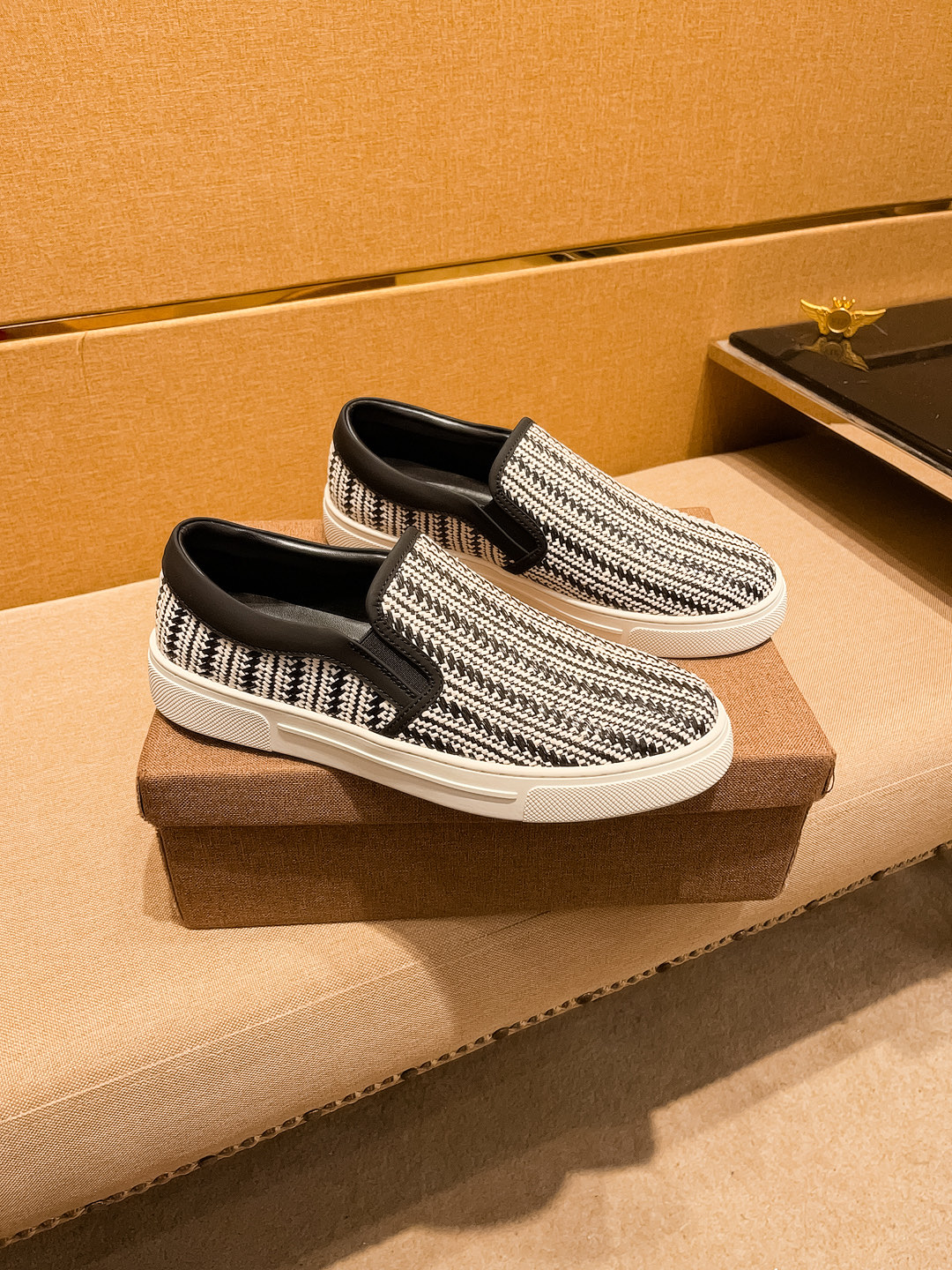 NO:347152,[Dio] High-end Men's Shoes Brand Official Website 11's latest masterpiece upper is made of imported Italian cowhide, comfortable and breathable inner lining, original non-slip and wear-resistant sole, making walking more convenient and comfortable!  Exclusive new style, amazing work, beautiful 11 ​​replica [color] compared to the official quality!  Create a fashionable personality to set off your uniqueness!  Must-have for trendy men! Classic size: 38-44 Color 2 colors available, dior, cowhide19860909【迪奥】男鞋高端品牌 官网11最新力作鞋面采用意大利进口头层牛皮搭配 舒适透气内里原版防滑耐磨大底制作,让行走更加便捷舒适！独家新款,惊世之作,与官方的质量相比美的11复刻[色]！打造时尚个性衬托你的与众不！潮男必备!经典尺码: 38—44 颜色 2色可选,,dior,cowhide,Men's shoes