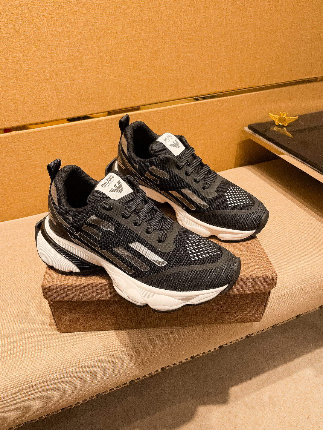 NO:274600,[Armani] High-end men's shoes brand Official website 11's latest masterpiece upper is made of imported Italian cowhide, comfortable and breathable inner lining, original non-slip and wear-resistant sole, making walking more convenient and comfortable!  Exclusive new style, amazing work, beautiful 11 ​​replica [color] compared to the official quality!  Create a fashionable personality to set off your uniqueness!  Must-have for trendy men! Classic size: 38-44 Color 2 colors available, Armani, cowhide19860909【阿玛尼】男鞋高端品牌 官网11最新力作鞋面采用意大利进口头层牛皮搭配 舒适透气内里原版防滑耐磨大底制作,让行走更加便捷舒适！独家新款,惊世之作,与官方的质量相比美的11复刻[色]！打造时尚个性衬托你的与众不！潮男必备!经典尺码: 38—44 颜色 2色可选,,armani,cowhide,Men's shoes