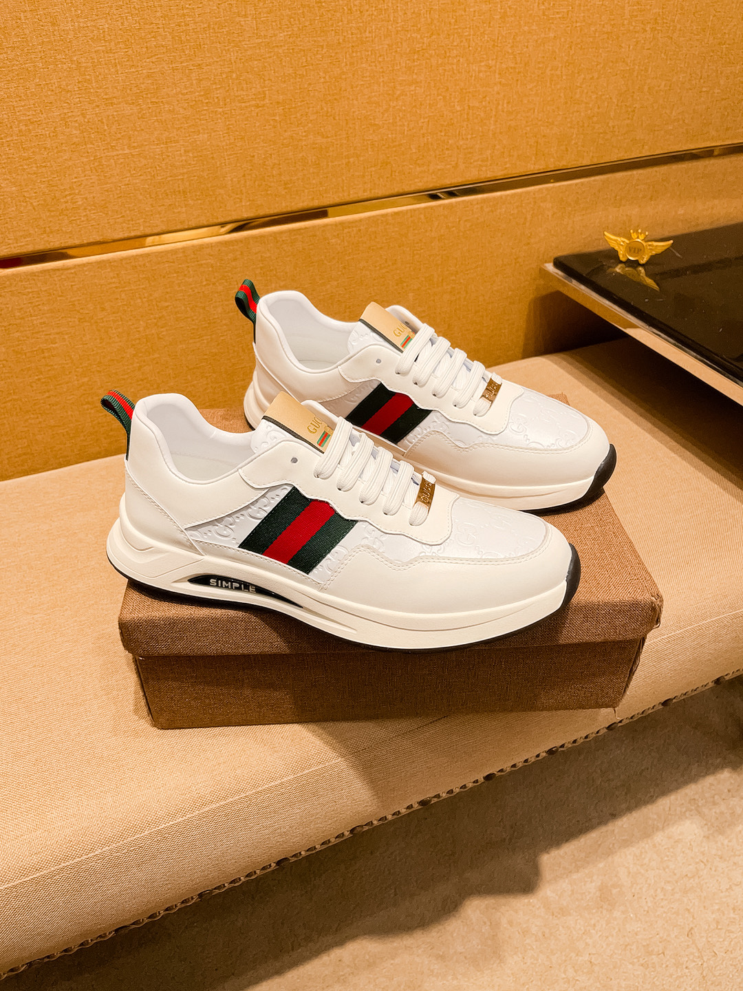 NO:355914,[Guqi] High-end men's shoes brand Official website 11's latest masterpiece upper is made of imported Italian cowhide, comfortable and breathable inner lining, original non-slip and wear-resistant sole, making walking more convenient and comfortable!  Exclusive new style, amazing work, beautiful 11 ​​replica [color] compared to the official quality!  Create a fashionable personality to set off your uniqueness!  Must-have for trendy men! Classic size: 38-44 Color 2 colors available, cowhide19860909【古奇】男鞋高端品牌 官网11最新力作鞋面采用意大利进口头层牛皮搭配 舒适透气内里原版防滑耐磨大底制作,让行走更加便捷舒适！独家新款,惊世之作,与官方的质量相比美的11复刻[色]！打造时尚个性衬托你的与众不！潮男必备!经典尺码: 38—44 颜色2色可选,,cowhide,Men's shoes