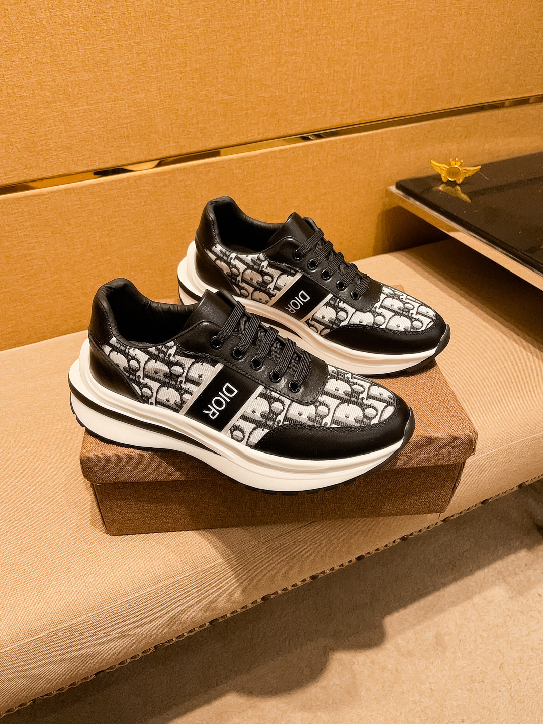 NO:275012,[Dio] High-end Men's Shoes Brand Official Website 11's latest masterpiece upper is made of imported Italian cowhide with comfortable and breathable inner original non-slip and wear-resistant outsole, making walking more convenient and comfortable!  Exclusive new style, amazing work, beautiful 11 ​​replica [color] compared to the official quality!  Create a fashionable personality to set off your uniqueness!  A must-have for trendy men! Classic size: 38-44 Color 2 colors available.,,dior,cowhide19860909【迪奥】男鞋高端品牌 官网11最新力作鞋面采用意大利进口头层牛皮搭配舒适透气内里原版防滑耐磨大底制作,让行走更加便捷舒适！独家新款,惊世之作,与官方的质量相比美的11复刻[色]！打造时尚个性衬托你的与众不同！潮男必备!经典尺码:38-44 颜色 2色可选.,,dior,cowhide,Men's shoes