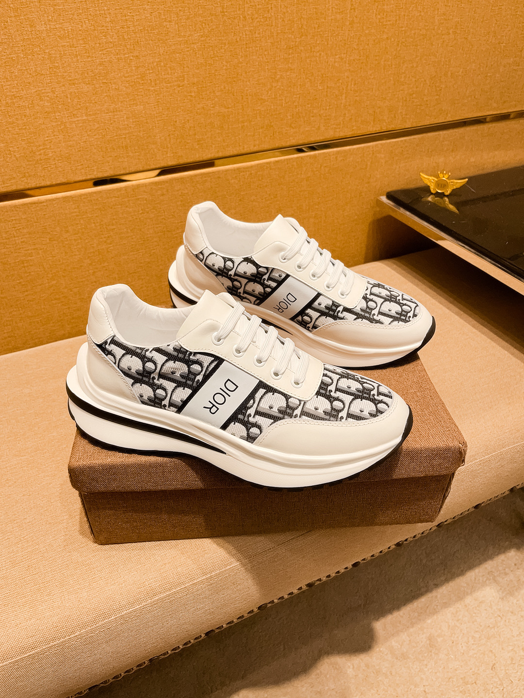 NO:275891,[Dio] High-end Men's Shoes Brand Official Website 11's latest masterpiece upper is made of imported Italian cowhide with comfortable and breathable inner original non-slip and wear-resistant outsole, making walking more convenient and comfortable!  Exclusive new style, amazing work, beautiful 11 ​​replica [color] compared to the official quality!  Create a fashionable personality to set off your uniqueness!  A must-have for trendy men! Classic size: 38-44 Color 2 colors available.,,dior,cowhide19860909【迪奥】男鞋高端品牌 官网11最新力作鞋面采用意大利进口头层牛皮搭配舒适透气内里原版防滑耐磨大底制作,让行走更加便捷舒适！独家新款,惊世之作,与官方的质量相比美的11复刻[色]！打造时尚个性衬托你的与众不同！潮男必备!经典尺码:38-44 颜色 2色可选.,,dior,cowhide,Men's shoes