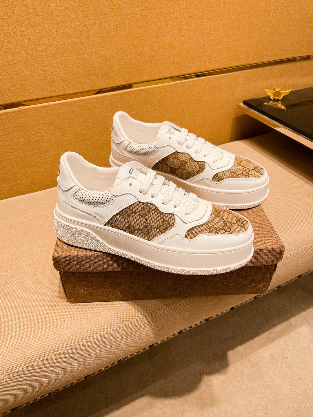 NO:275893,[Guqi] High-end men's shoes brand. The latest masterpiece upper is made of Italian official website original special technology fabric with top layer cowhide. The original comfortable and breathable inner lining is made of original designated anti-slip sole to make walking more convenient and comfortable!  Exclusive new style, amazing work, beautiful 11 ​​replica [color] compared to the official quality!  Create a fashionable personality to set off your uniqueness!  Must-have for trendy men!, Size: 38-44. Color. Multi-color optional, cowhide19860909【古奇】男鞋高端品牌 官网11最新力作鞋面采用意大利官网原版专用科技布面料搭配头层牛皮 原版舒适透气内里原版指定防滑大底制作让行走更加便捷舒适！独家新款,惊世之作,与官方的质量相比美的11复刻[色]！打造时尚个性衬托你的与众不同！潮男必备! ,尺码:38－44.颜色. 多色可选,,cowhide,Men's shoes