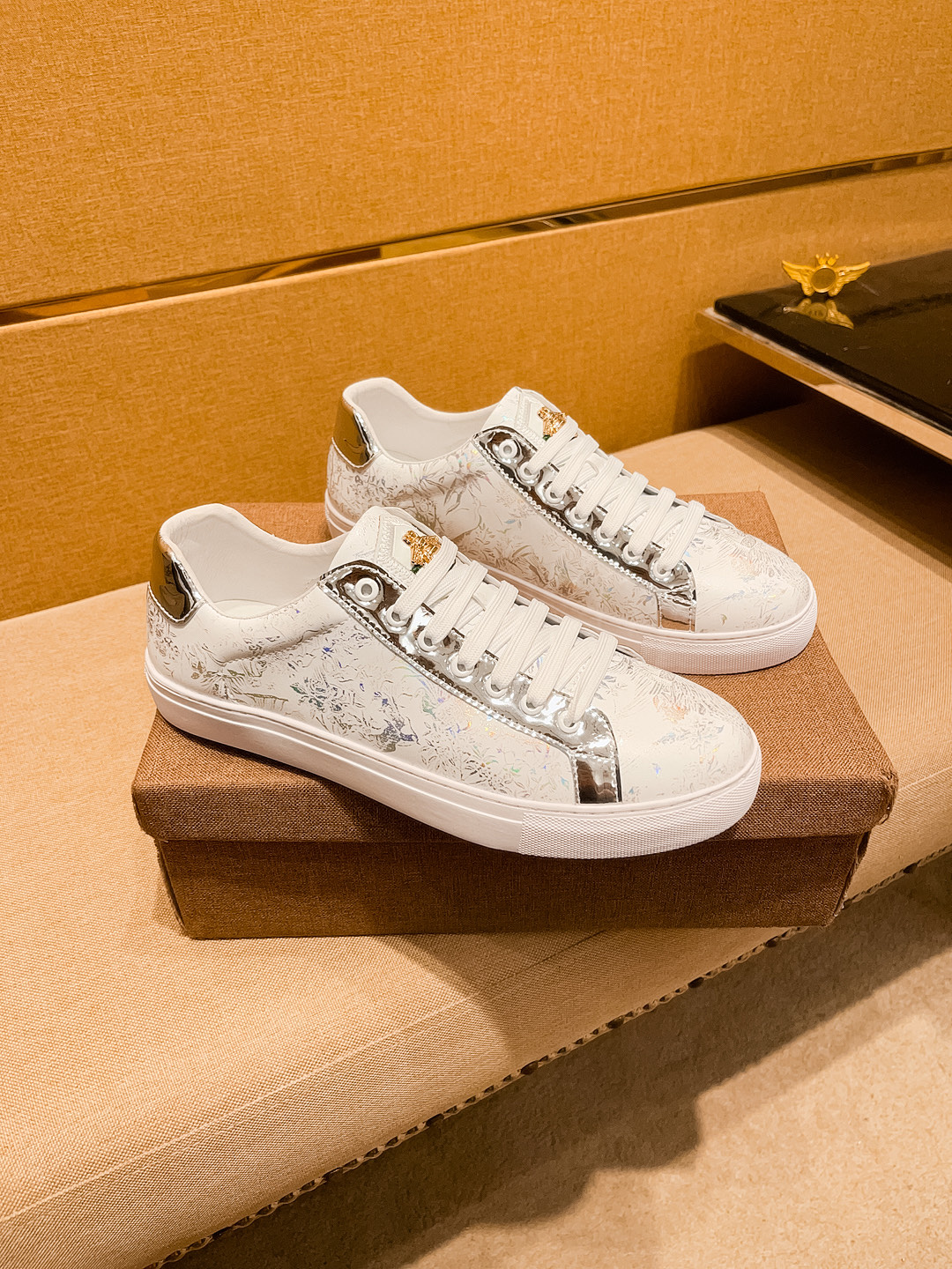 NO:275266,[Guqi] High-end men's shoes brand. The latest masterpiece upper is made of Italian official website original special technology fabric with top layer cowhide. The original comfortable and breathable inner lining is made of original designated anti-slip sole to make walking more convenient and comfortable!  Exclusive new style, amazing work, beautiful 11 ​​replica [color] compared to the official quality!  Create a fashionable personality to set off your uniqueness!  A must-have for trendy men!, Size: 38-44. Color. 2 colors available, cowhide19860909【古奇】男鞋高端品牌 官网11最新力作鞋面采用意大利官网原版专用科技布面料搭配头层牛皮 原版舒适透气内里原版指定防滑大底制作让行走更加便捷舒适！独家新款,惊世之作,与官方的质量相比美的11复刻[色]！打造时尚个性衬托你的与众不同！潮男必备! ,尺码:38－44.颜色. 2色可选,,cowhide,Men's shoes