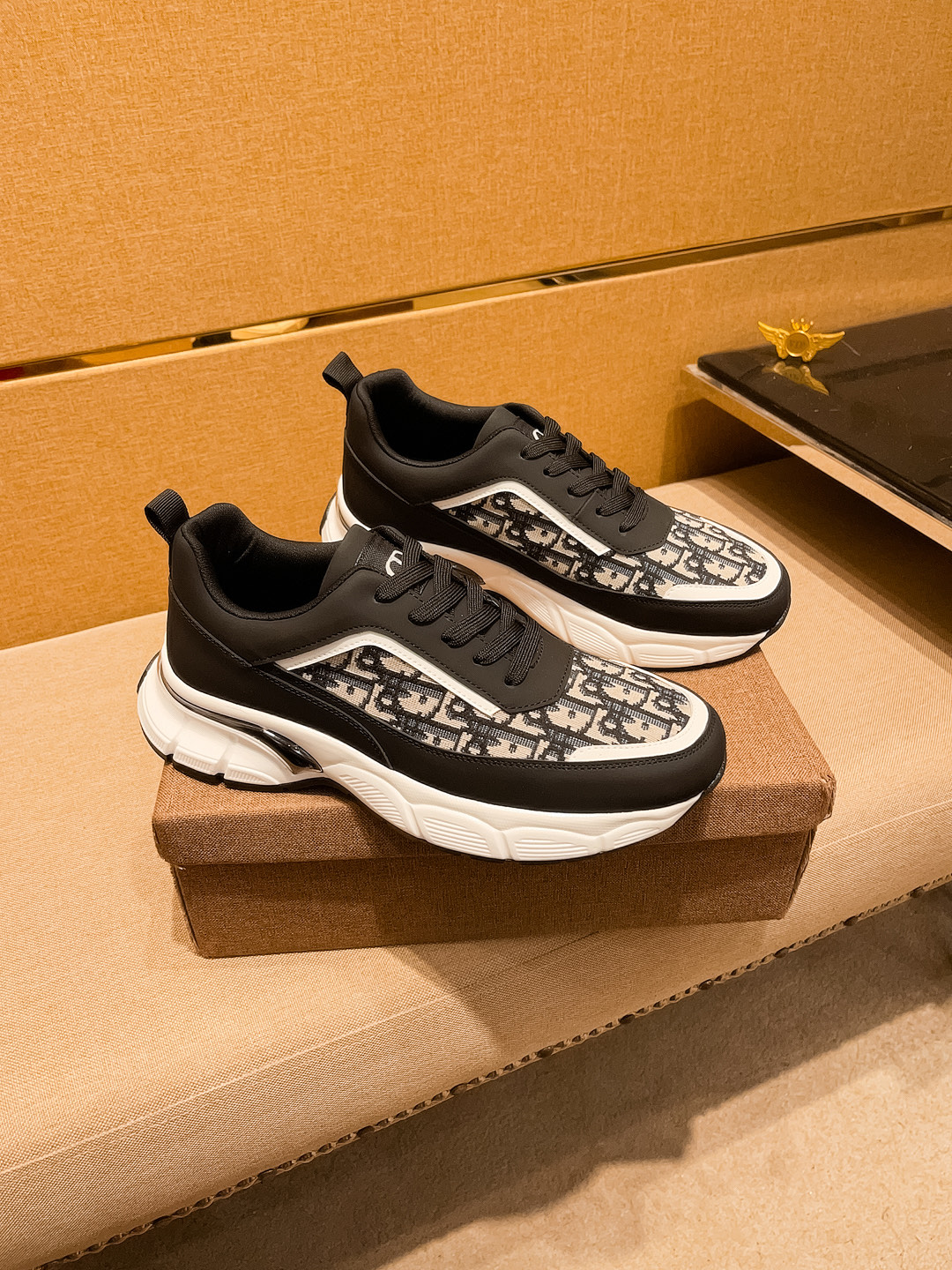 NO:275268,[Dio] High-end Men's Shoes Brand Official Website 11's latest masterpiece upper is made of imported Italian cowhide with comfortable and breathable inner original non-slip and wear-resistant outsole, making walking more convenient and comfortable!  Exclusive new style, amazing work, beautiful 11 ​​replica [color] compared to the official quality!  Create a fashionable personality to set off your uniqueness!  A must-have for trendy men! Classic size: 38-44 Color 2 colors available.,,dior,cowhide19860909【迪奥】男鞋高端品牌 官网11最新力作鞋面采用意大利进口头层牛皮搭配舒适透气内里原版防滑耐磨大底制作,让行走更加便捷舒适！独家新款,惊世之作,与官方的质量相比美的11复刻[色]！打造时尚个性衬托你的与众不同！潮男必备!经典尺码:38-44 颜色 2色可选.,,dior,cowhide,Men's shoes