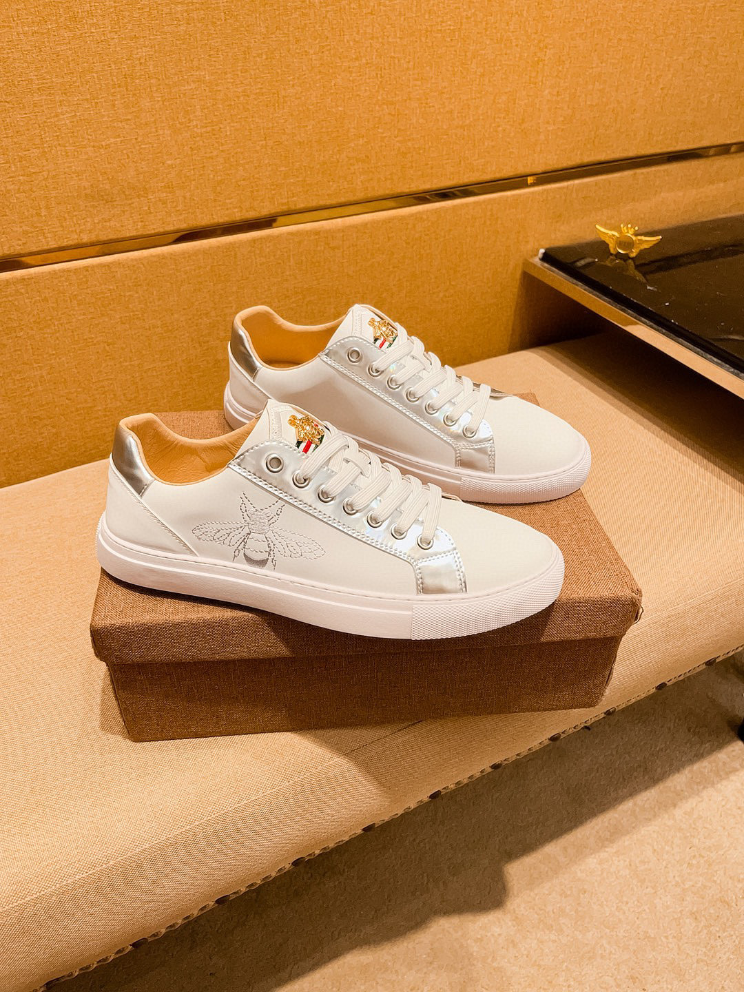 NO:275889,[Guqi] High-end Men's Shoes Brand Official Website 11's latest masterpiece upper is made of Italian imported cowhide with comfortable and breathable inner original non-slip and wear-resistant outsole, making walking more convenient and comfortable!  Exclusive new style, amazing work, beautiful 11 ​​replica [color] compared to the official quality!  Create a fashionable personality to set off your uniqueness!  Must-have for trendy men! Classic size: 38-44 Color 2 colors available.,,cowhide19860909【古奇】 男鞋高端品牌 官网11最新力作鞋面采用意大利进口头层牛皮搭配舒适透气内里原版防滑耐磨大底制作,让行走更加便捷舒适！独家新款,惊世之作,与官方的质量相比美的11复刻[色]！打造时尚个性衬托你的与众不同！潮男必备!经典尺码:38-44 颜色 2色可选.,,cowhide,Men's shoes