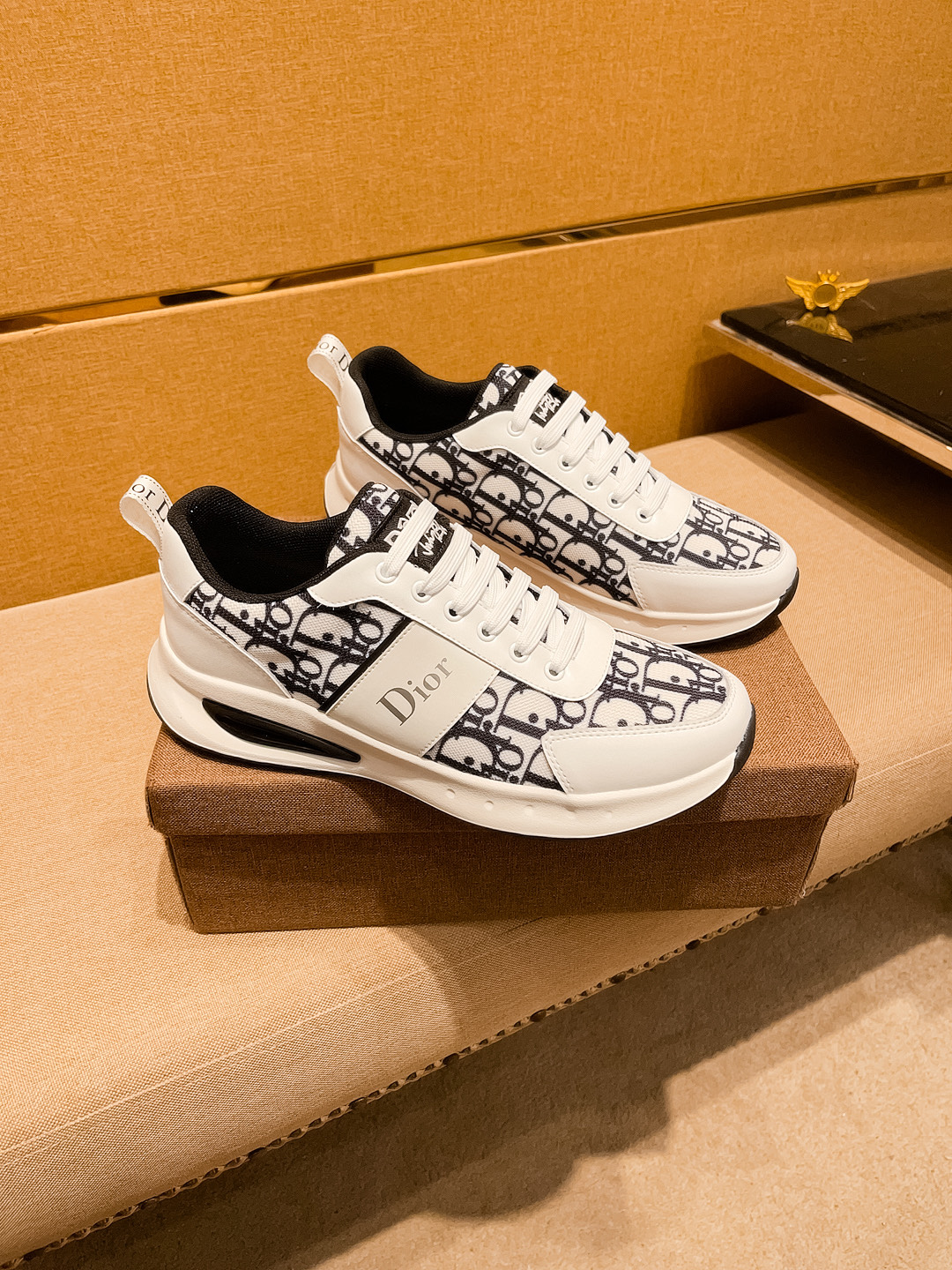 NO:275411,[Dio] High-end Men's Shoes Brand Official Website 11's latest masterpiece upper is made of Italian imported cowhide with comfortable and breathable inner original non-slip and wear-resistant outsole, making walking more convenient and comfortable!  Exclusive new style, amazing work, beautiful 11 ​​replica [color] compared to the official quality!  Create a fashionable personality to set off your uniqueness!  A must-have for trendy men! Classic size: 38-44 Color 2 colors available.,,dior,cowhide19860909【 迪奥】男鞋高端品牌 官网11最新力作鞋面采用意大利进口头层牛皮搭配舒适透气内里原版防滑耐磨大底制作,让行走更加便捷舒适！独家新款,惊世之作,与官方的质量相比美的11复刻[色]！打造时尚个性衬托你的与众不同！潮男必备!经典尺码:38-44 颜色 2色可选.,,dior,cowhide,Men's shoes