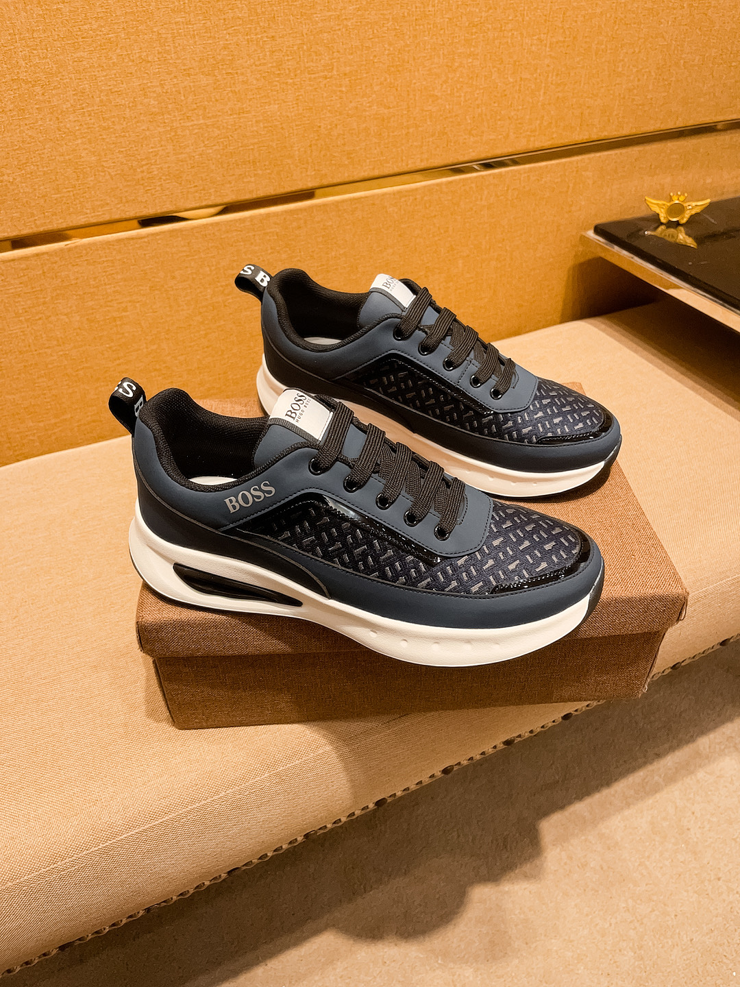 NO:347257,【BOSS】High-end brand of men's shoes. The latest masterpiece upper on the official website 11 is made of Italian imported cowhide with comfortable and breathable inner original non-slip and wear-resistant outsole, making walking more convenient and comfortable!  Exclusive new style, amazing work, beautiful 11 ​​replica [color] compared to the official quality!  Create a fashionable personality to set off your uniqueness!  Must-have for trendy men! Classic size: 38-44 Color 2 colors available.,,cowhide19860909【 BOSS】男鞋高端品牌 官网11最新力作鞋面采用意大利进口头层牛皮搭配舒适透气内里原版防滑耐磨大底制作,让行走更加便捷舒适！独家新款,惊世之作,与官方的质量相比美的11复刻[色]！打造时尚个性衬托你的与众不同！潮男必备!经典尺码:38-44 颜色 2色可选.,,cowhide,Men's shoes