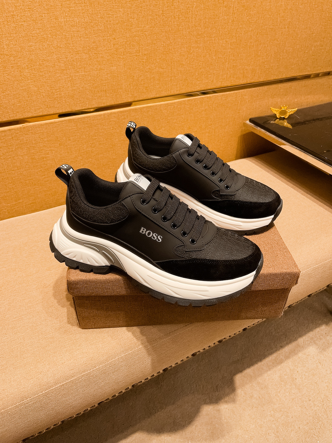 NO:275413,【BOSS】High-end brand of men's shoes. The latest masterpiece upper on the official website 11 is made of Italian imported cowhide with comfortable and breathable inner original non-slip and wear-resistant outsole, making walking more convenient and comfortable!  Exclusive new style, amazing work, beautiful 11 ​​replica [color] compared to the official quality!  Create a fashionable personality to set off your uniqueness!  Must-have for trendy men! Classic size: 38-44 Color 2 colors available.,,cowhide19860909【 BOSS】男鞋高端品牌 官网11最新力作鞋面采用意大利进口头层牛皮搭配舒适透气内里原版防滑耐磨大底制作,让行走更加便捷舒适！独家新款,惊世之作,与官方的质量相比美的11复刻[色]！打造时尚个性衬托你的与众不同！潮男必备!经典尺码:38-44 颜色 2色可选.,,cowhide,Men's shoes