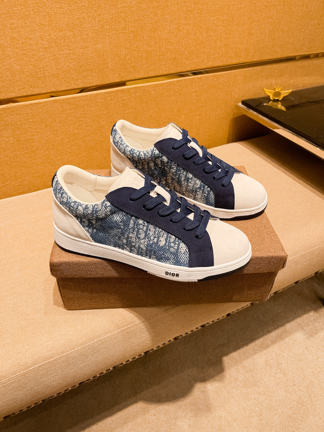 NO:276344,[Dio] High-end Men's Shoes Brand Official Website 11's latest masterpiece upper is made of imported Italian cowhide with comfortable and breathable inner original non-slip and wear-resistant outsole, making walking more convenient and comfortable!  Exclusive new style, amazing work, beautiful 11 ​​replica [color] compared to the official quality!  Create a fashionable personality to set off your uniqueness!  Must-have for trendy men! Classic size: 38-44 Color Multi-color available.,,dior,cowhide19860909【 迪奥】 男鞋高端品牌 官网11最新力作鞋面采用意大利进口头层牛皮搭配舒适透气内里原版防滑耐磨大底制作,让行走更加便捷舒适！独家新款,惊世之作,与官方的质量相比美的11复刻[色]！打造时尚个性衬托你的与众不同！潮男必备!经典尺码:38-44 颜色 多色可选.,,dior,cowhide,Men's shoes