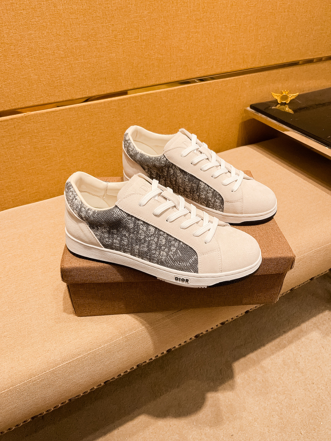 NO:276340,[Dio] High-end Men's Shoes Brand Official Website 11's latest masterpiece upper is made of imported Italian cowhide with comfortable and breathable inner original non-slip and wear-resistant outsole, making walking more convenient and comfortable!  Exclusive new style, amazing work, beautiful 11 ​​replica [color] compared to the official quality!  Create a fashionable personality to set off your uniqueness!  Must-have for trendy men! Classic size: 38-44 Color Multi-color available.,,dior,cowhide19860909【迪奥】 男鞋高端品牌 官网11最新力作鞋面采用意大利进口头层牛皮搭配舒适透气内里原版防滑耐磨大底制作,让行走更加便捷舒适！独家新款,惊世之作,与官方的质量相比美的11复刻[色]！打造时尚个性衬托你的与众不同！潮男必备!经典尺码:38-44 颜色 多色可选.,,dior,cowhide,Men's shoes