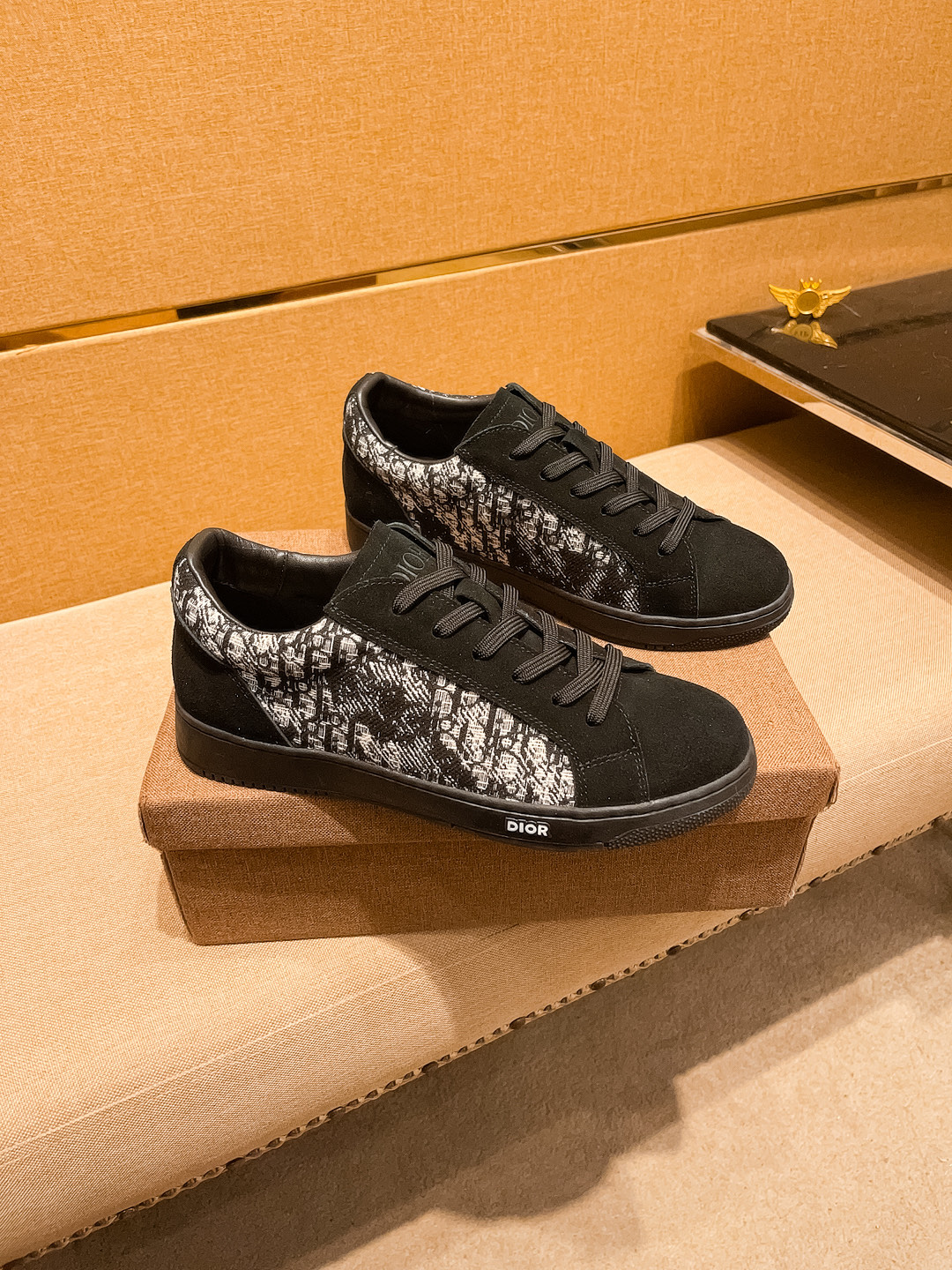 NO:276336,[Dio] High-end Men's Shoes Brand Official Website 11's latest masterpiece upper is made of imported Italian cowhide with comfortable and breathable inner original non-slip and wear-resistant outsole, making walking more convenient and comfortable!  Exclusive new style, amazing work, beautiful 11 ​​replica [color] compared to the official quality!  Create a fashionable personality to set off your uniqueness!  Must-have for trendy men! Classic size: 38-44 Color Multi-color available.,,dior,cowhide19860909【 迪奥】 男鞋高端品牌 官网11最新力作鞋面采用意大利进口头层牛皮搭配舒适透气内里原版防滑耐磨大底制作,让行走更加便捷舒适！独家新款,惊世之作,与官方的质量相比美的11复刻[色]！打造时尚个性衬托你的与众不同！潮男必备!经典尺码:38-44 颜色 多色可选.,,dior,cowhide,Men's shoes