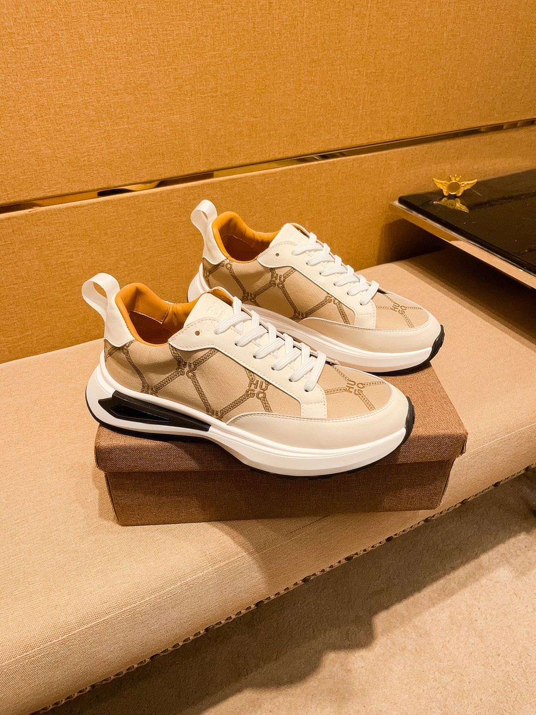 NO:276732,【BOSS】High-end brand of men's shoes. The latest masterpiece upper on the official website 11 is made of Italian imported cowhide with comfortable and breathable inner lining original non-slip and wear-resistant outsole, making walking more convenient and comfortable!  Exclusive new style, amazing work, beautiful 11 ​​replica [color] compared to the official quality!  Create a fashionable personality to set off your uniqueness!  A must-have for trendy men! Classic size: 38-44 Color 2 colors available, cowhide19860909【BOSS】男鞋高端品牌 官网11最新力作鞋面采用意大利进口头层牛皮搭配舒适透气内里原版防滑耐磨大底制作,让行走更加便捷舒适！独家新款,惊世之作,与官方的质量相比美的11复刻[色]！打造时尚个性衬托你的与众不同！潮男必备!经典尺码:38-44 颜色 2色可选,,cowhide,Men's shoes