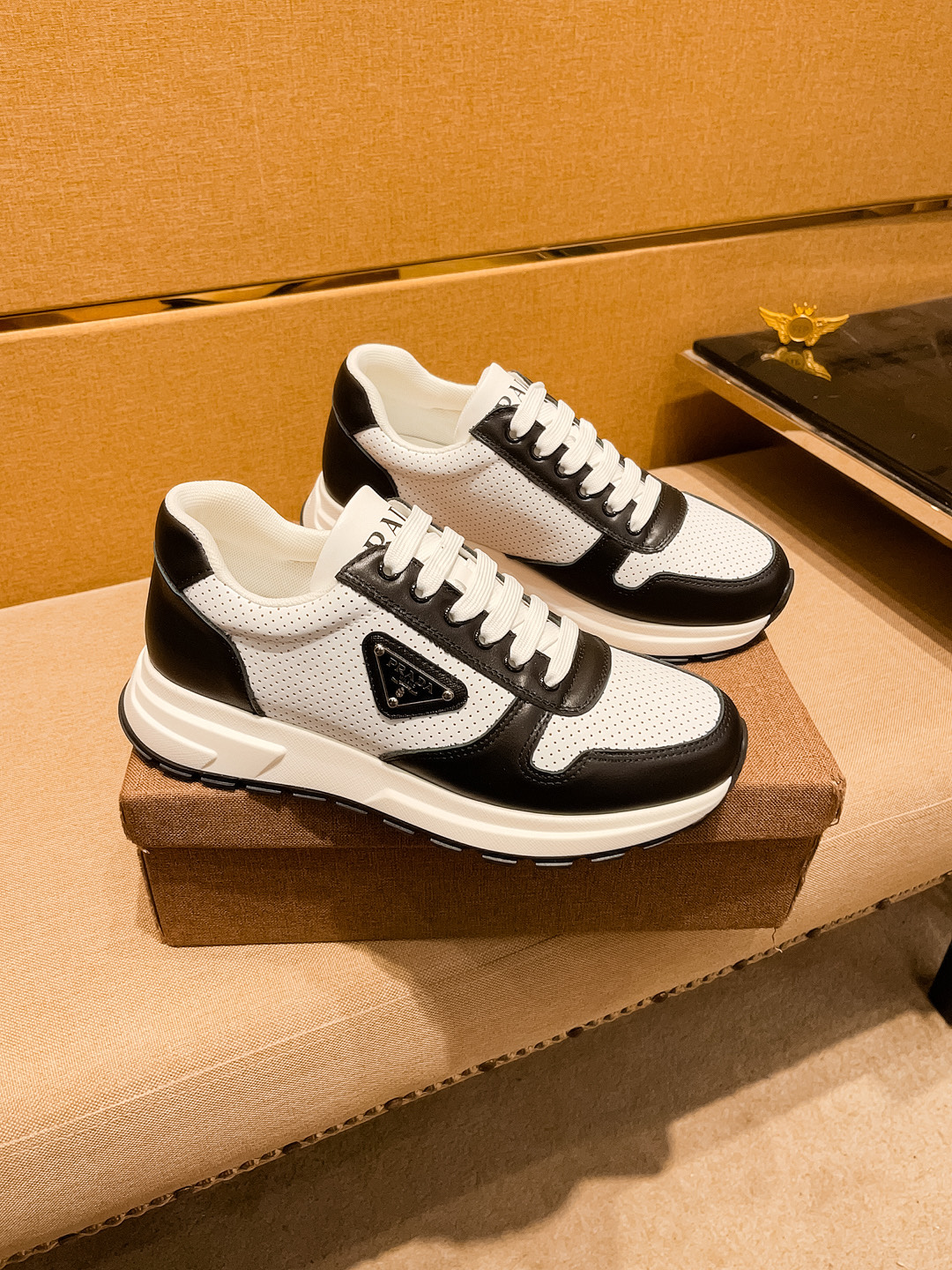 NO:744358,[Prada] The latest masterpiece of the high-end men's shoe brand official website 11, the upper is made of the original Italian official website special technical cloth fabric with first-layer cowhide. The original comfortable and breathable lining is made of the original designated non-slip outsole, making walking more convenient and comfortable!  Exclusive new model, stunning work, Midea 11 replica [color] compared with official quality!  Create a fashionable personality to set off your uniqueness!  A must-have for trendy men! , Size: 38-44. Color. Multiple colors available, prada, cowhide19860909【普拉达】男鞋高端品牌 官网11最新力作鞋面采用意大利官网原版专用科技布面料搭配头层牛皮 原版舒适透气内里原版指定防滑大底制作让行走更加便捷舒适！独家新款,惊世之作,与官方的质量相比美的11复刻[色]！打造时尚个性衬托你的与众不同！潮男必备! ,尺码:38－44.颜色.多色可选,,prada,cowhide,Men's shoes