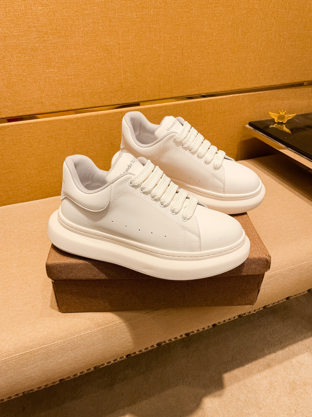 NO:557227,[McQueen] The latest masterpiece of the high-end men's shoe brand official website 11, the upper is made of the original Italian official website special technical cloth fabric with first-layer cowhide. The original comfortable and breathable lining is made of the original designated non-slip outsole, making walking more convenient and comfortable!  Exclusive new model, stunning work, Midea 11 replica [color] compared with official quality!  Create a fashionable personality to set off your uniqueness!  A must-have for trendy men! , Size: 38-44. Color. 2 colors available,, alexander mcqueen, cowhide19860909【麦昆】男鞋高端品牌 官网11最新力作鞋面采用意大利官网原版专用科技布面料搭配头层牛皮 原版舒适透气内里原版指定防滑大底制作让行走更加便捷舒适！独家新款,惊世之作,与官方的质量相比美的11复刻[色]！打造时尚个性衬托你的与众不同！潮男必备! ,尺码:38－44.颜色.2色可选,,alexander mcqueen,cowhide,Men's shoes