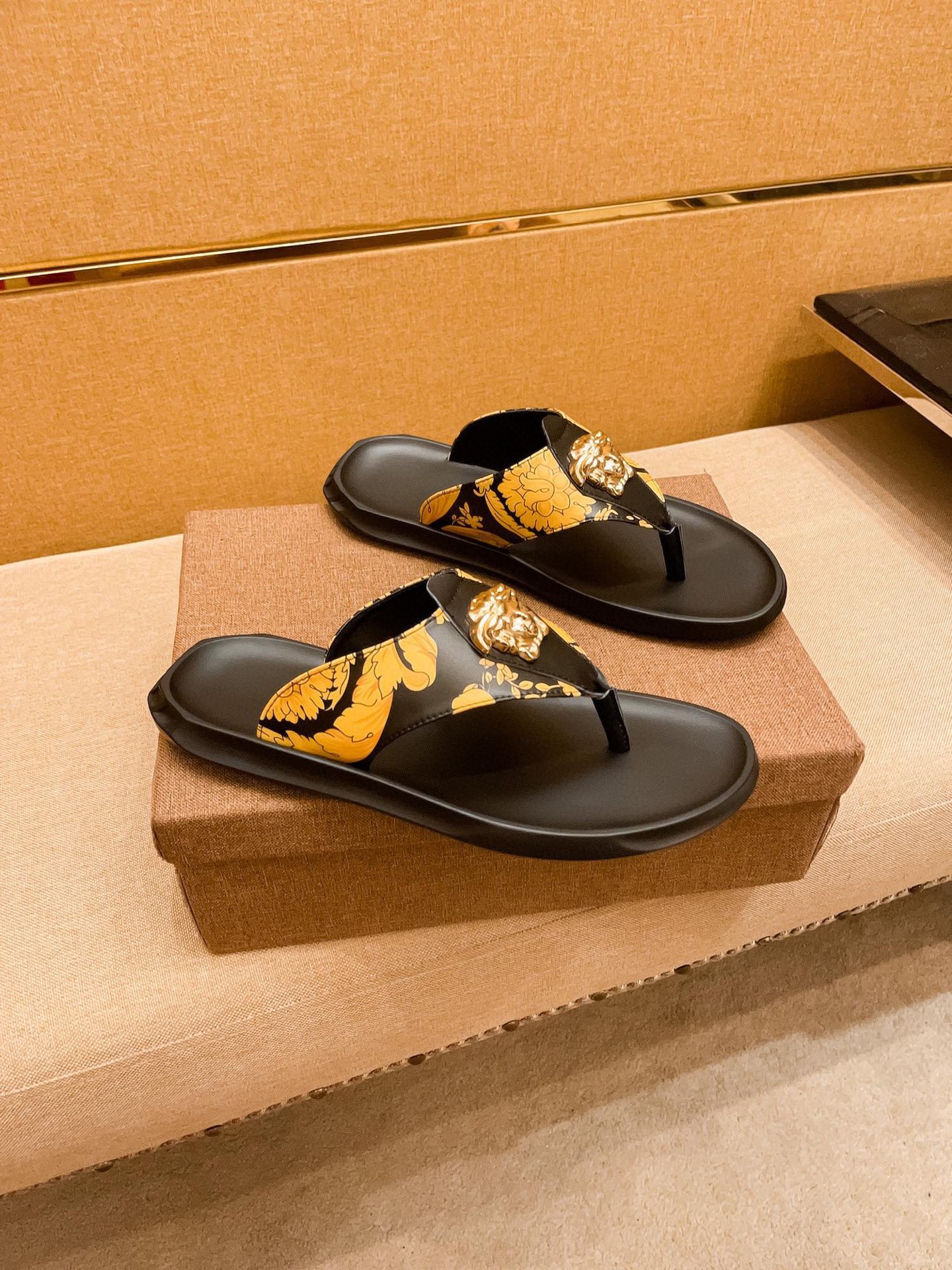 NO:352821,New model is available on the market [Versey Slippers] High-end 1:1 mold customization, original upgraded version of the outsole, lighter and non-slip. Top quality in the market, fashion and trendy, versatile and hot, simple and tasteful, must-have for trendy people, exuding a fashionable and casual atmosphere, fashion is right under your feet, full of confidence, the same spring and summer slippers in the counter are coming, it is super beautiful to wear, 38-44 1 color optional, versace, slippers19860909新款上市【范思哲拖鞋】高端1:1开模定制,原版升级版大底,更轻便,防滑.市场顶级品质,,时尚主打潮流,百搭爆款,简单不失品味,潮人必备,散发时尚休闲气息,时尚就在脚下,自信满满,专柜同款春夏季拖鞋的季节来了,穿起来超级唯美, ,38-44 1色可选,,versace,slippers,Men's shoes