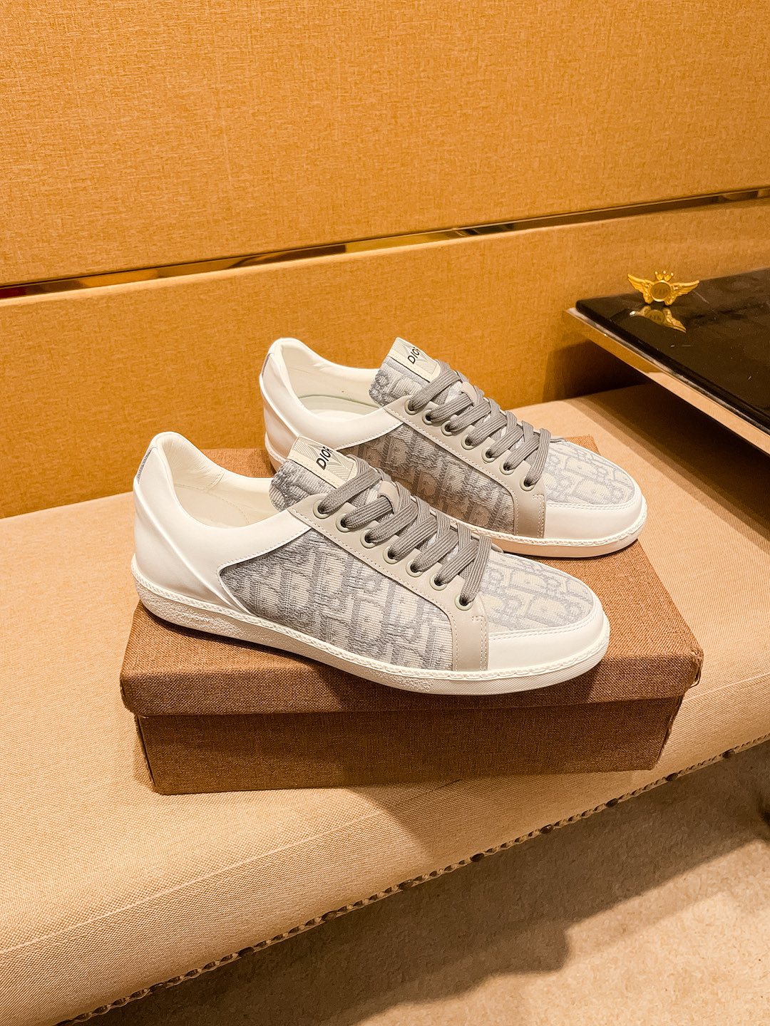 NO:558138,[Dior] The latest masterpiece of the high-end men's shoe brand official website 11, the upper is made of Italian imported first-layer cowhide, the official website's original special technical cloth fabric, with the original comfortable and breathable lining and the original designated non-slip outsole, making walking more convenient and comfortable!  Exclusive new model, stunning work, Midea 11 replica [color] compared with official quality!  Create a fashionable personality to set off your uniqueness!  A must-have for trendy men! , Size: 38-44. Color. 3 colors available, dior, cowhide19860909【 迪奥】男鞋高端品牌 官网11最新力作鞋面采用意大利进口头层牛皮官网原版专用科技布面料搭配原版舒适透气内里原版指定防滑大底制作让行走更加便捷舒适！独家新款,惊世之作,与官方的质量相比美的11复刻[色]！打造时尚个性衬托你的与众不同！潮男必备! ,尺码:38－44.颜色. 3色可选,,dior,cowhide,Men's shoes