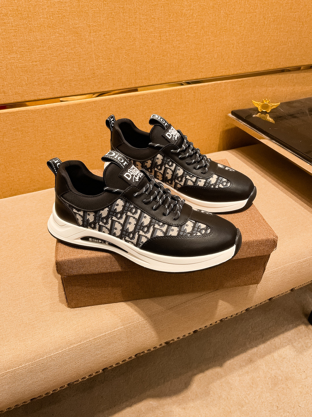 NO:744940,[Dior] The latest masterpiece of the high-end men's shoe brand official website 11, the upper is made of Italian imported first-layer cowhide, the official website's original special technical cloth fabric, with the original comfortable and breathable lining and the original designated non-slip outsole, making walking more convenient and comfortable!  Exclusive new model, stunning work, Midea 11 replica [color] compared with official quality!  Create a fashionable personality to set off your uniqueness!  A must-have for trendy men! , Size: 38-44. Color. 1 color optional, dior, cowhide19860909【 迪奥】男鞋高端品牌 官网11最新力作鞋面采用意大利进口头层牛皮官网原版专用科技布面料搭配原版舒适透气内里原版指定防滑大底制作让行走更加便捷舒适！独家新款,惊世之作,与官方的质量相比美的11复刻[色]！打造时尚个性衬托你的与众不同！潮男必备! ,尺码:38－44.颜色.1色可选,,dior,cowhide,Men's shoes