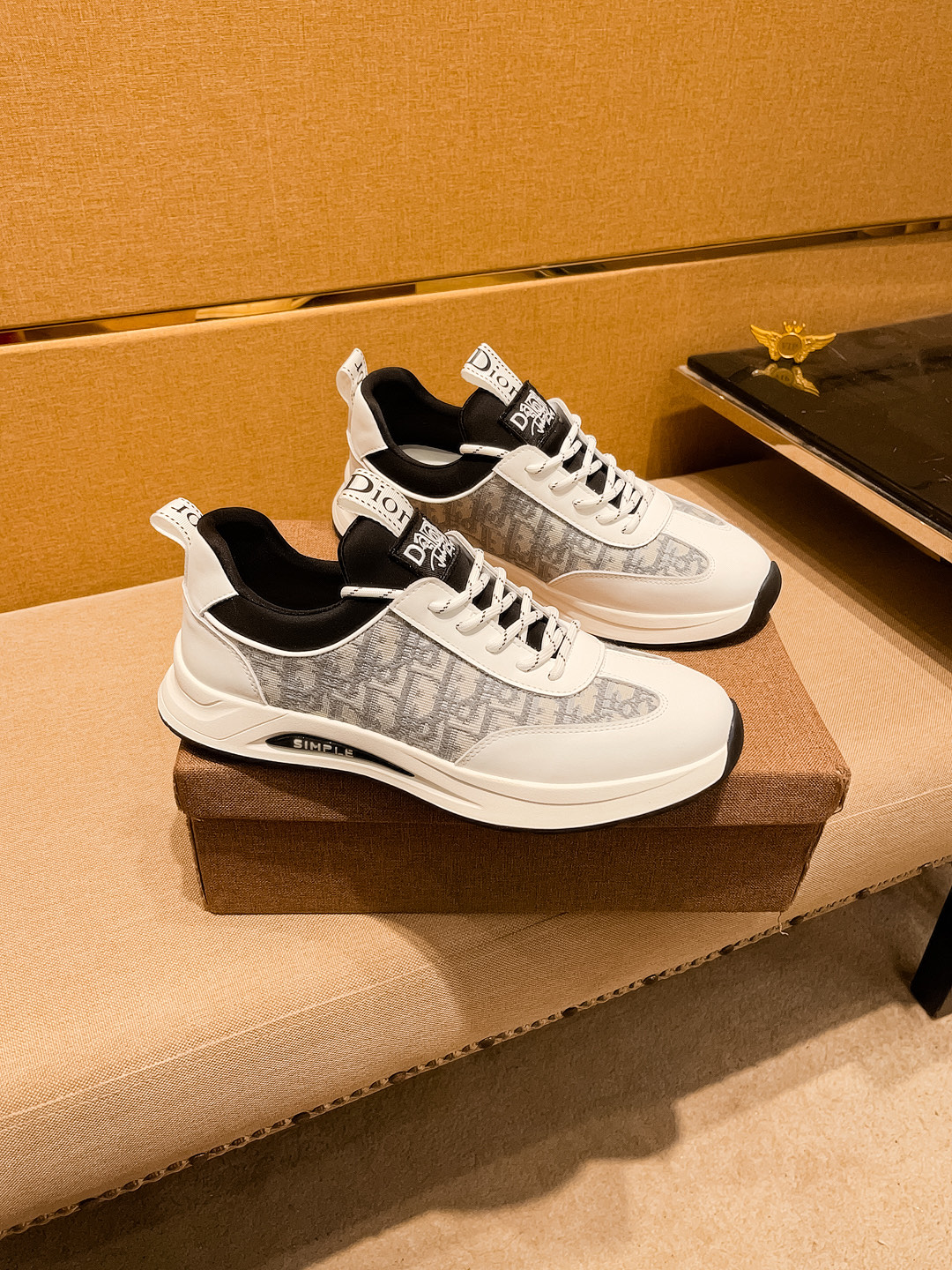 NO:744946,[Dior] The latest masterpiece of the high-end men's shoe brand official website 11, the upper is made of Italian imported first-layer cowhide, the official website's original special technical cloth fabric, with the original comfortable and breathable lining and the original designated non-slip outsole, making walking more convenient and comfortable!  Exclusive new model, stunning work, Midea 11 replica [color] compared with official quality!  Create a fashionable personality to set off your uniqueness!  A must-have for trendy men! , Size: 38-44. Color. 2 colors available, dior, cowhide19860909【 迪奥】男鞋高端品牌 官网11最新力作鞋面采用意大利进口头层牛皮官网原版专用科技布面料搭配原版舒适透气内里原版指定防滑大底制作让行走更加便捷舒适！独家新款,惊世之作,与官方的质量相比美的11复刻[色]！打造时尚个性衬托你的与众不同！潮男必备! ,尺码:38－44.颜色. 2色可选,,dior,cowhide,Men's shoes