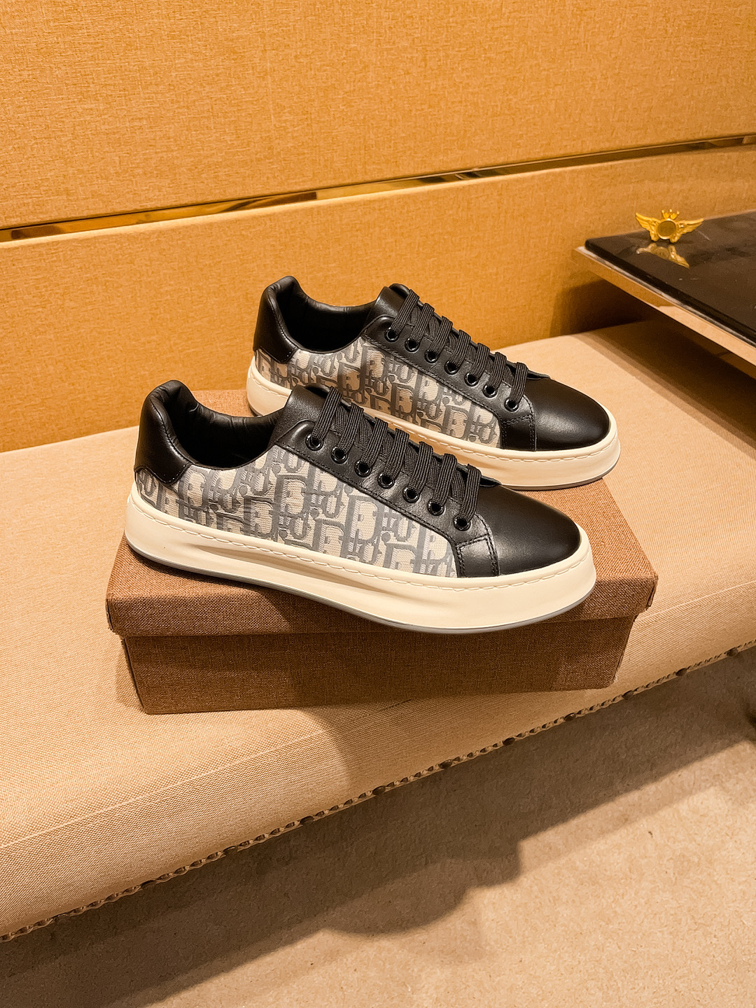 NO:354044,[Dio] High-end Men's Shoes Brand Official Website 11's latest masterpiece upper is made of Italian imported cowhide original special technology fabric with original comfortable breathable inner lining original designated anti-slip sole making walking more convenient and comfortable!  Exclusive new style, amazing work, beautiful 11 ​​replica [color] compared to the official quality!  Create a fashionable personality to set off your uniqueness!  Must-have for trendy men!, Size: 38-44. Color. 2 colors available, dior, cowhide19860909【 迪奥】男鞋高端品牌 官网11最新力作鞋面采用意大利进口头层牛皮官网原版专用科技布面料搭配原版舒适透气内里原版指定防滑大底制作让行走更加便捷舒适！独家新款,惊世之作,与官方的质量相比美的11复刻[色]！打造时尚个性衬托你的与众不同！潮男必备! ,尺码:38－44.颜色. 2色可选,,dior,cowhide,Men's shoes