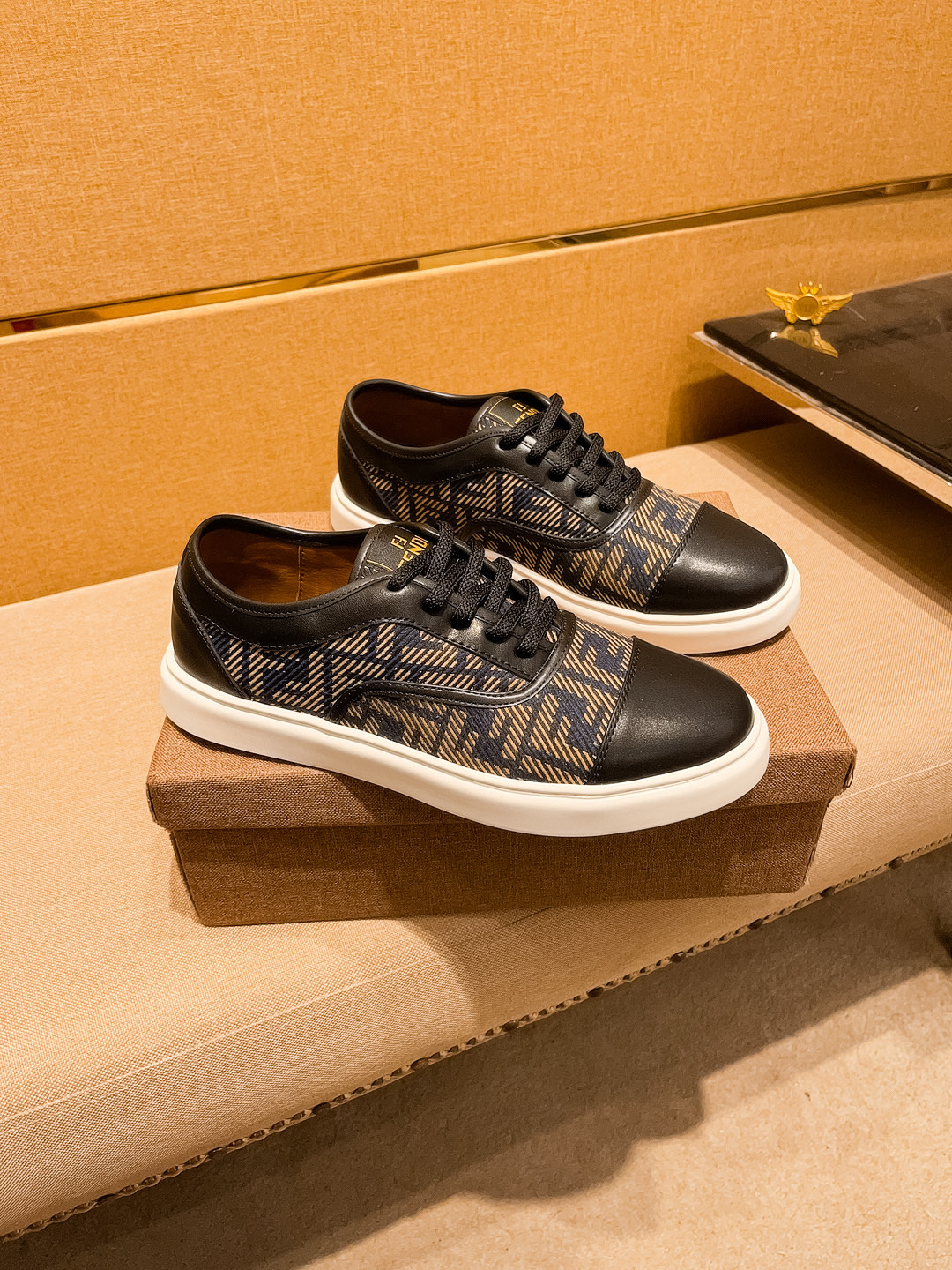 NO:354242,[Fendi] High-end Men's Shoes Brand Official Website 11's latest masterpiece upper is made of Italian imported cowhide original special technology fabric with original comfortable breathable inner lining original designated anti-slip sole making walking more convenient and comfortable!  Exclusive new style, amazing work, beautiful 11 ​​replica [color] compared to the official quality!  Create a fashionable personality to set off your uniqueness!  A must-have for trendy men!, Size: 38-44. Color. 2 colors available, fendi, cowhide19860909【 芬迪】男鞋高端品牌 官网11最新力作鞋面采用意大利进口头层牛皮官网原版专用科技布面料搭配原版舒适透气内里原版指定防滑大底制作让行走更加便捷舒适！独家新款,惊世之作,与官方的质量相比美的11复刻[色]！打造时尚个性衬托你的与众不同！潮男必备! ,尺码:38－44.颜色. 2色可选,,fendi,cowhide,Men's shoes