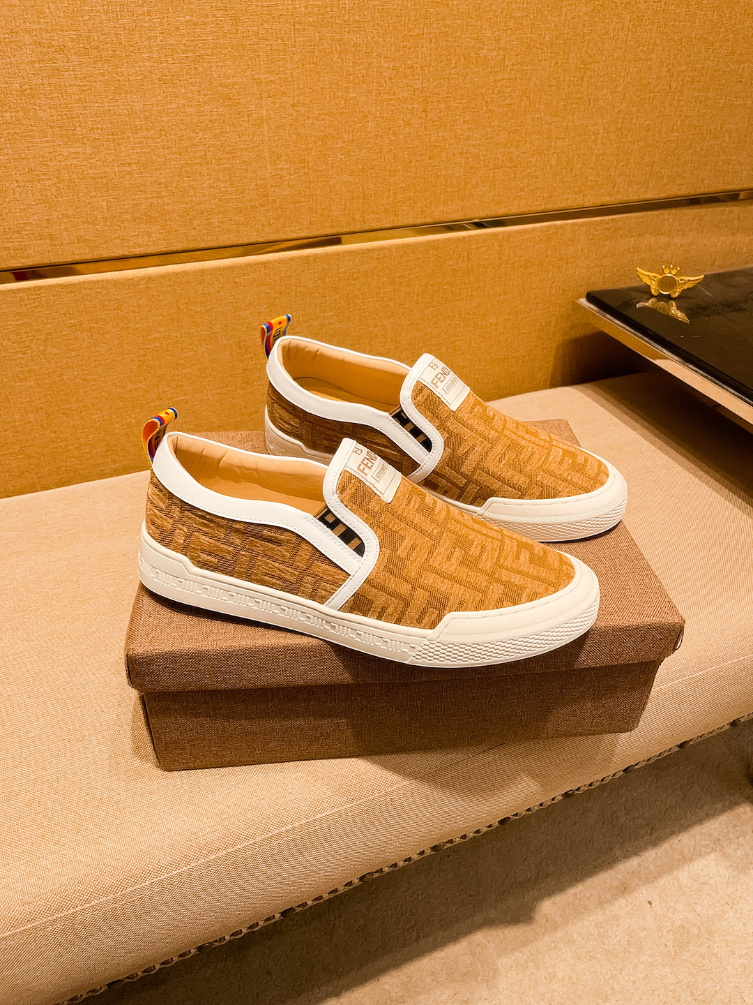 NO:730441,[The latest masterpiece of Fendi men's high-end brand, official website 11, is made of Italian official website's original special technical cloth fabric for the upper, with the original comfortable and breathable lining, and the original designated non-slip outsole, making walking more convenient and comfortable!  Exclusive new model, stunning work, Midea 11 replica [color] compared with official quality!  Create a fashionable personality to set off your uniqueness!  A must-have for trendy men! , Size: 38-44. Color. 3 colors available, fendi19860909【芬迪男鞋高端品牌 官网11最新力作鞋面采用意大利官网原版专用科技布面料搭配原版舒适透气内里原版指定防滑大底制作让行走更加便捷舒适！独家新款,惊世之作,与官方的质量相比美的11复刻[色]！打造时尚个性衬托你的与众不同！潮男必备! ,尺码:38－44.颜色.3色可选,,fendi,Men's shoes