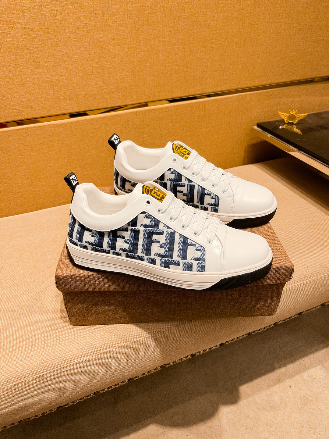 NO:347101,[Fendi] High-end Men's Shoes Brand Official Website 11's latest masterpiece upper is made of Italian imported cowhide with comfortable and breathable inner original non-slip and wear-resistant outsole, making walking more convenient and comfortable!  Exclusive new style, amazing work, beautiful 11 ​​replica [color] compared to the official quality!  Create a fashionable personality to set off your uniqueness!  A must-have for trendy men! Classic size: 38-44 Color. 1 color optional, fendi, cowhide19860909【 芬迪】男鞋高端品牌 官网11最新力作鞋面采用意大利进口头层牛皮搭配舒适透气内里原版防滑耐磨大底制作,让行走更加便捷舒适！独家新款,惊世之作,与官方的质量相比美的11复刻[色]！打造时尚个性衬托你的与众不同！潮男必备!经典尺码:38-44 颜色.利 1色 可选,,fendi,cowhide,Men's shoes