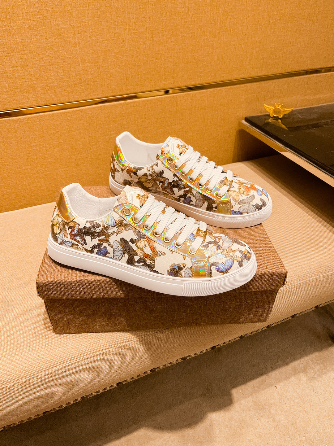 NO:283699,[Guqi] High-end men's shoes brand Official website 11's latest masterpiece upper is made of imported Italian cowhide with comfortable and breathable inner original non-slip and wear-resistant outsole, making walking more convenient and comfortable!  Exclusive new style, amazing work, beautiful 11 ​​replica [color] compared to the official quality!  Create a fashionable personality to set off your uniqueness!  Must-have for trendy men! Classic size: 38-44 Multi-color available.,,cowhide19860909【 古奇】 男鞋高端品牌 官网11最新力作鞋面采用意大利进口头层牛皮搭配舒适透气内里原版防滑耐磨大底制作,让行走更加便捷舒适！独家新款,惊世之作,与官方的质量相比美的11复刻[色]！打造时尚个性衬托你的与众不同！潮男必备!经典尺码:38-44 颜色多色可选.,,cowhide,Men's shoes