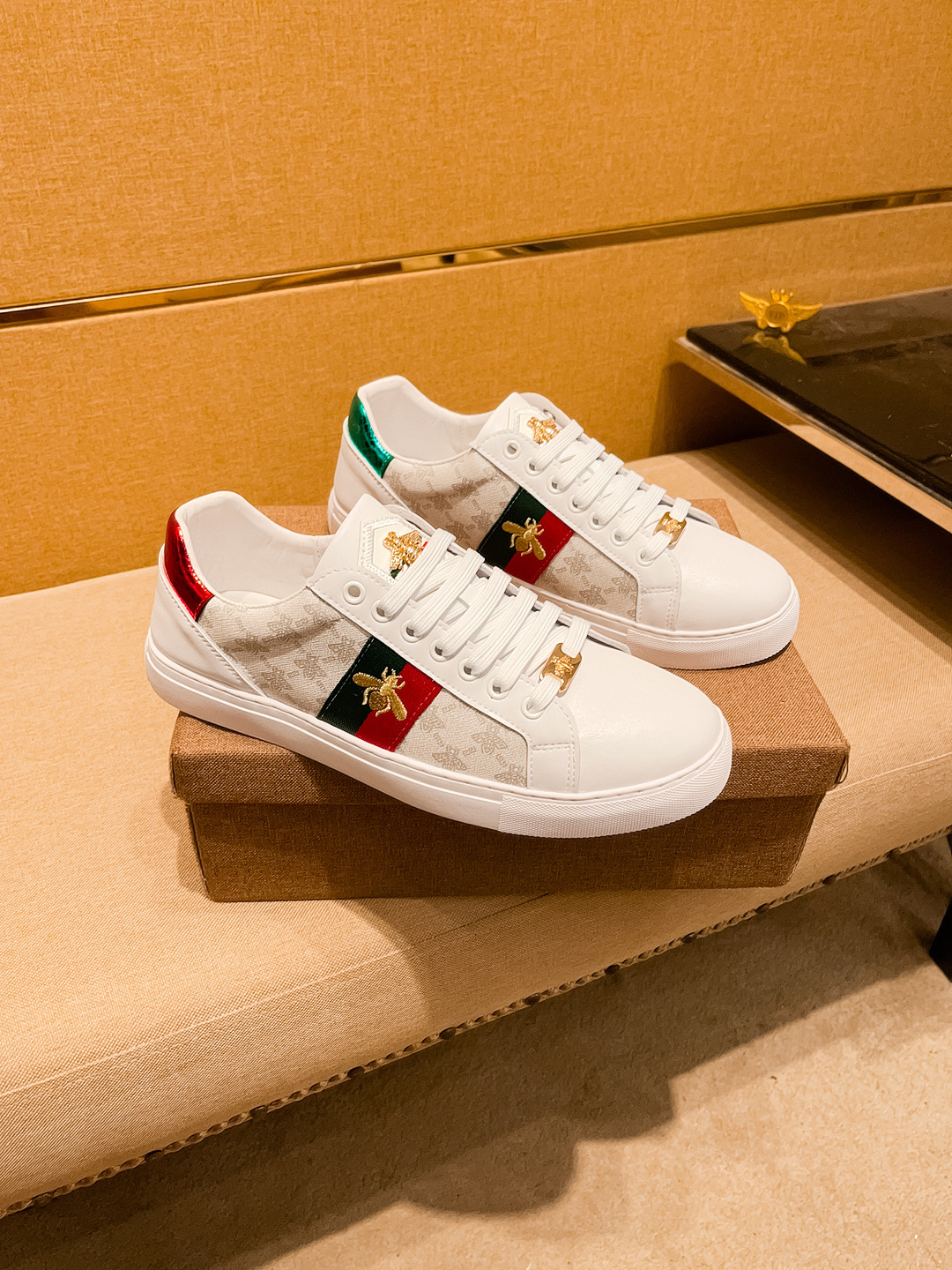 NO:283693,[Guqi] High-end men's shoes brand Official website 11's latest masterpiece upper is made of imported Italian cowhide with comfortable and breathable inner original non-slip and wear-resistant outsole, making walking more convenient and comfortable!  Exclusive new style, amazing work, beautiful 11 ​​replica [color] compared to the official quality!  Create a fashionable personality to set off your uniqueness!  Must-have for trendy men! Classic size: 38-44 Color 1 color is available.,,cowhide19860909【 古奇】 男鞋高端品牌 官网11最新力作鞋面采用意大利进口头层牛皮搭配舒适透气内里原版防滑耐磨大底制作,让行走更加便捷舒适！独家新款,惊世之作,与官方的质量相比美的11复刻[色]！打造时尚个性衬托你的与众不同！潮男必备!经典尺码:38-44 颜色1色可选.,,cowhide,Men's shoes