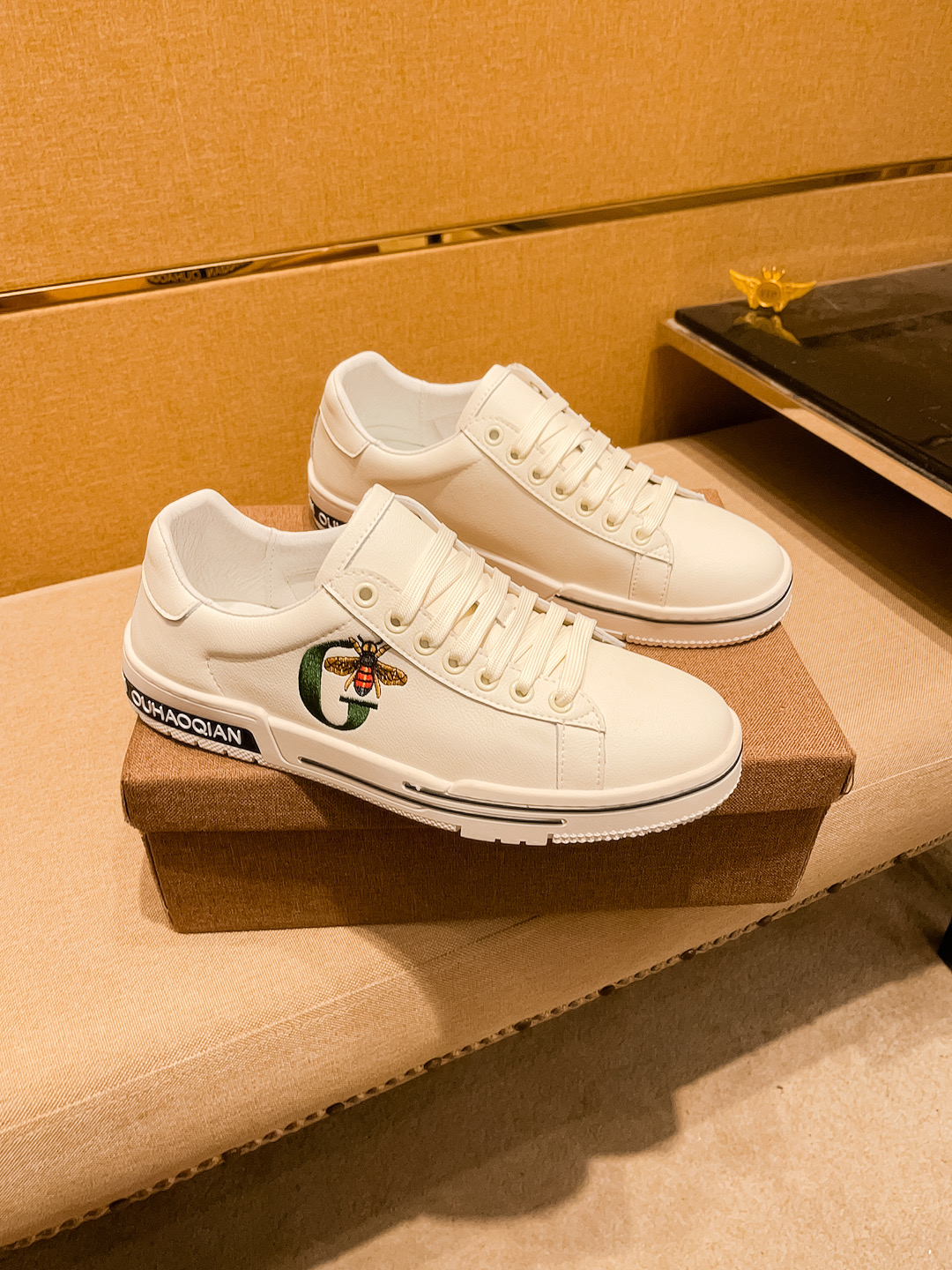 NO:283704,[Guqi] High-end men's shoes brand Official website 11's latest masterpiece upper is made of imported Italian cowhide with comfortable and breathable inner original non-slip and wear-resistant outsole, making walking more convenient and comfortable!  Exclusive new style, amazing work, beautiful 11 ​​replica [color] compared to the official quality!  Create a fashionable personality to set off your uniqueness!  Must-have for trendy men! Classic size: 38-44 Color 1 color is available.,,cowhide19860909【 古奇】 男鞋高端品牌 官网11最新力作鞋面采用意大利进口头层牛皮搭配舒适透气内里原版防滑耐磨大底制作,让行走更加便捷舒适！独家新款,惊世之作,与官方的质量相比美的11复刻[色]！打造时尚个性衬托你的与众不同！潮男必备!经典尺码:38-44 颜色1色可选.,,cowhide,Men's shoes