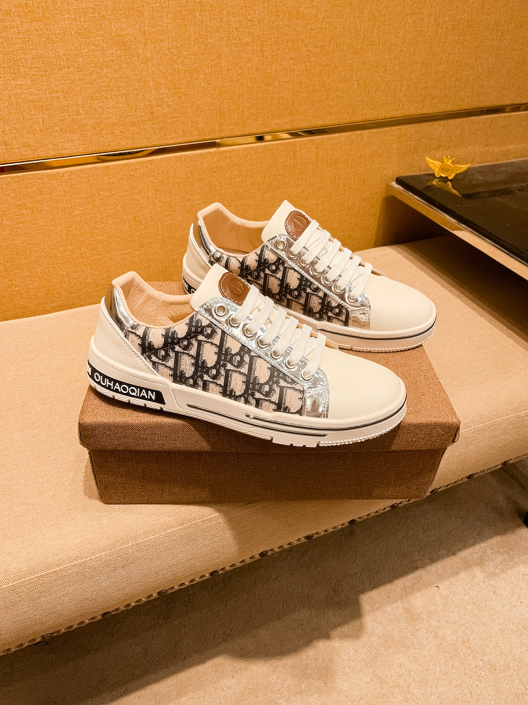 NO:283709,[Dio] High-end Men's Shoes Brand Official Website 11's latest masterpiece upper is made of imported Italian cowhide with comfortable and breathable inner original non-slip and wear-resistant outsole, making walking more convenient and comfortable!  Exclusive new style, amazing work, beautiful 11 ​​replica [color] compared to the official quality!  Create a fashionable personality to set off your uniqueness!  A must-have for trendy men! Classic size: 38-44 Color 1 color is available.,,dior,cowhide19860909【 迪奥】 男鞋高端品牌 官网11最新力作鞋面采用意大利进口头层牛皮搭配舒适透气内里原版防滑耐磨大底制作,让行走更加便捷舒适！独家新款,惊世之作,与官方的质量相比美的11复刻[色]！打造时尚个性衬托你的与众不同！潮男必备!经典尺码:38-44 颜色1色可选.,,dior,cowhide,Men's shoes