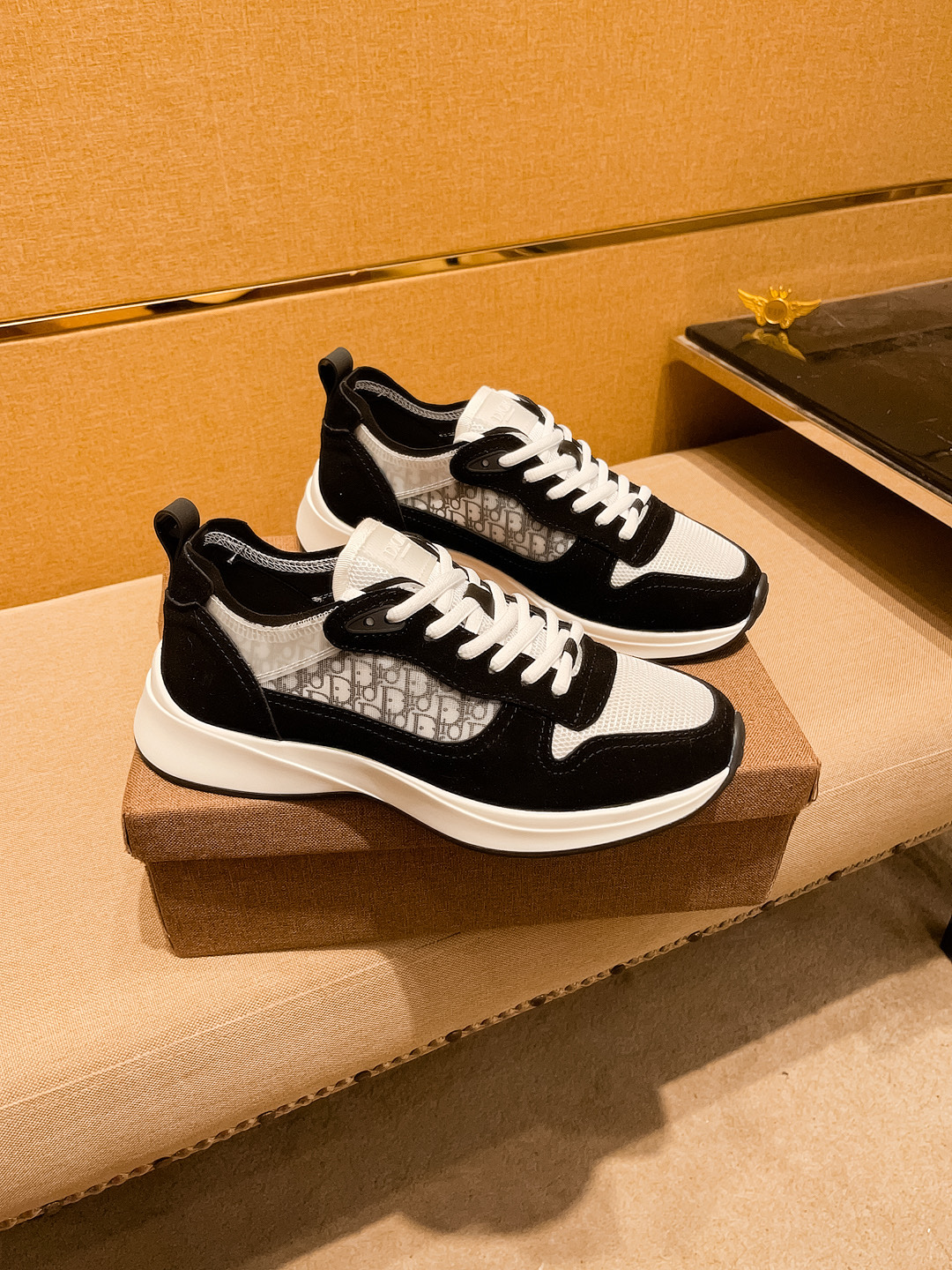 NO:283715,[Dio] High-end Men's Shoes Brand Official Website 11's latest masterpiece upper is made of imported Italian cowhide with comfortable and breathable inner original non-slip and wear-resistant outsole, making walking more convenient and comfortable!  Exclusive new style, amazing work, beautiful 11 ​​replica [color] compared to the official quality!  Create a fashionable personality to set off your uniqueness!  A must-have for trendy men! Classic size: 38-44 Color 2 colors available.,,dior,cowhide19860909【 迪奥】 男鞋高端品牌 官网11最新力作鞋面采用意大利进口头层牛皮搭配舒适透气内里原版防滑耐磨大底制作,让行走更加便捷舒适！独家新款,惊世之作,与官方的质量相比美的11复刻[色]！打造时尚个性衬托你的与众不同！潮男必备!经典尺码:38-44 颜色2色可选.,,dior,cowhide,Men's shoes